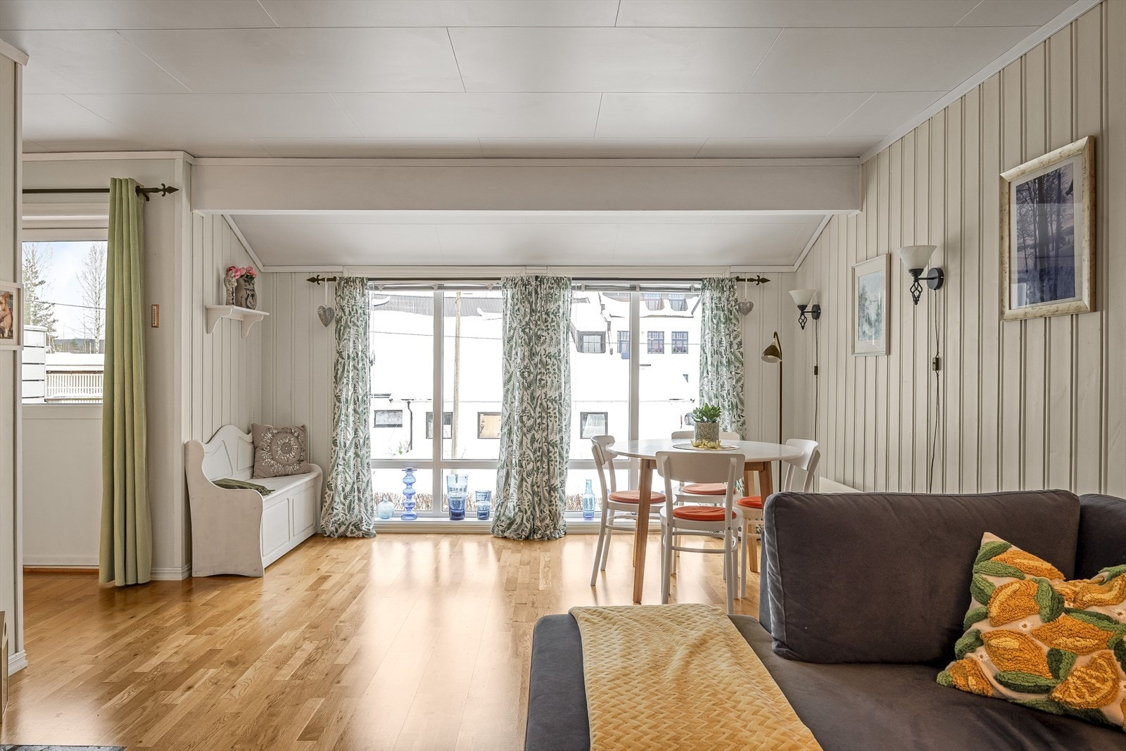 Beliggenheten i byggets 2. etasje med store vinduer fra gulv til tak sørger for rikelig med naturlig lys. Galleribilde