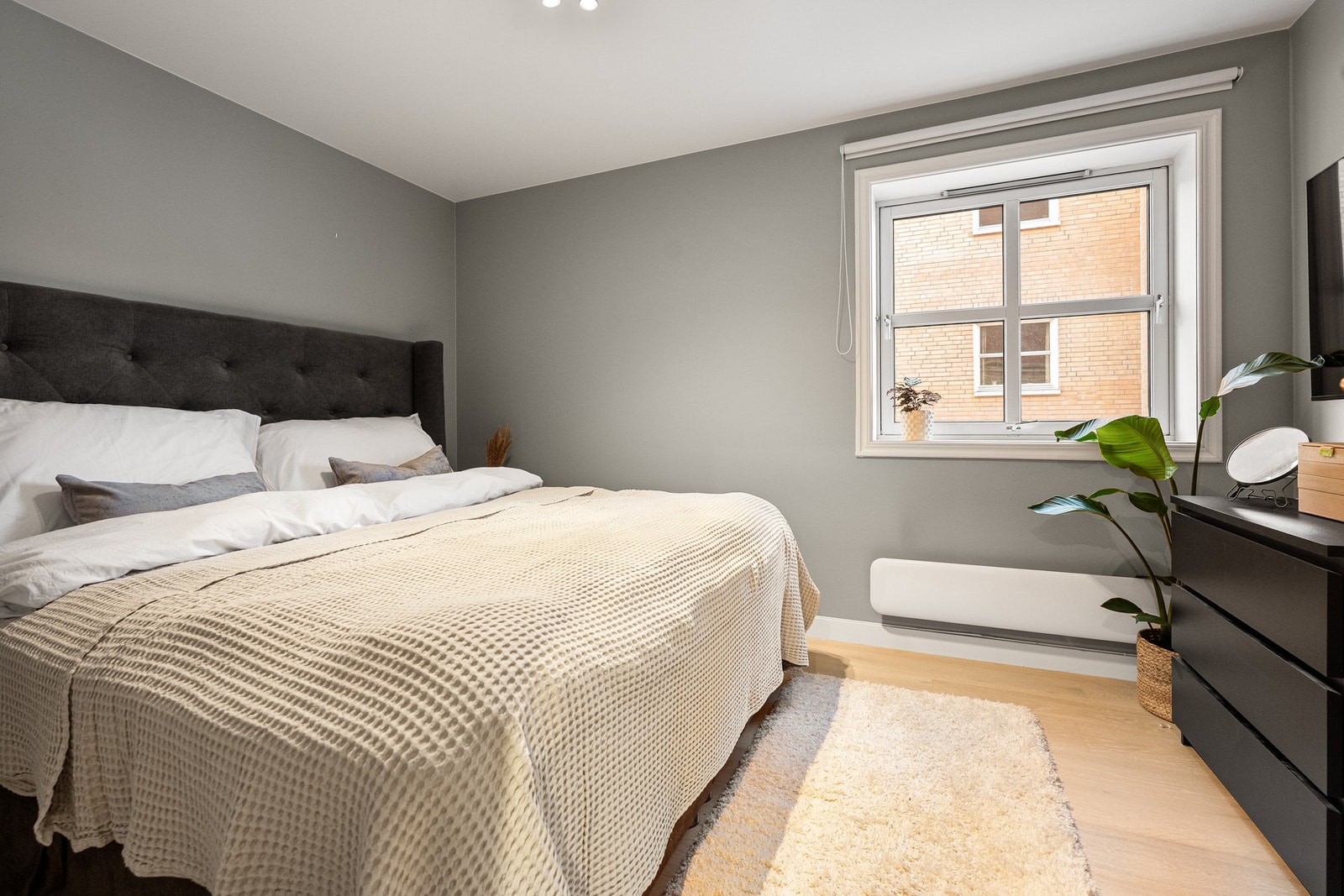 Hovedsoverom med god plass til dobbeltseng og garderobe Galleribilde