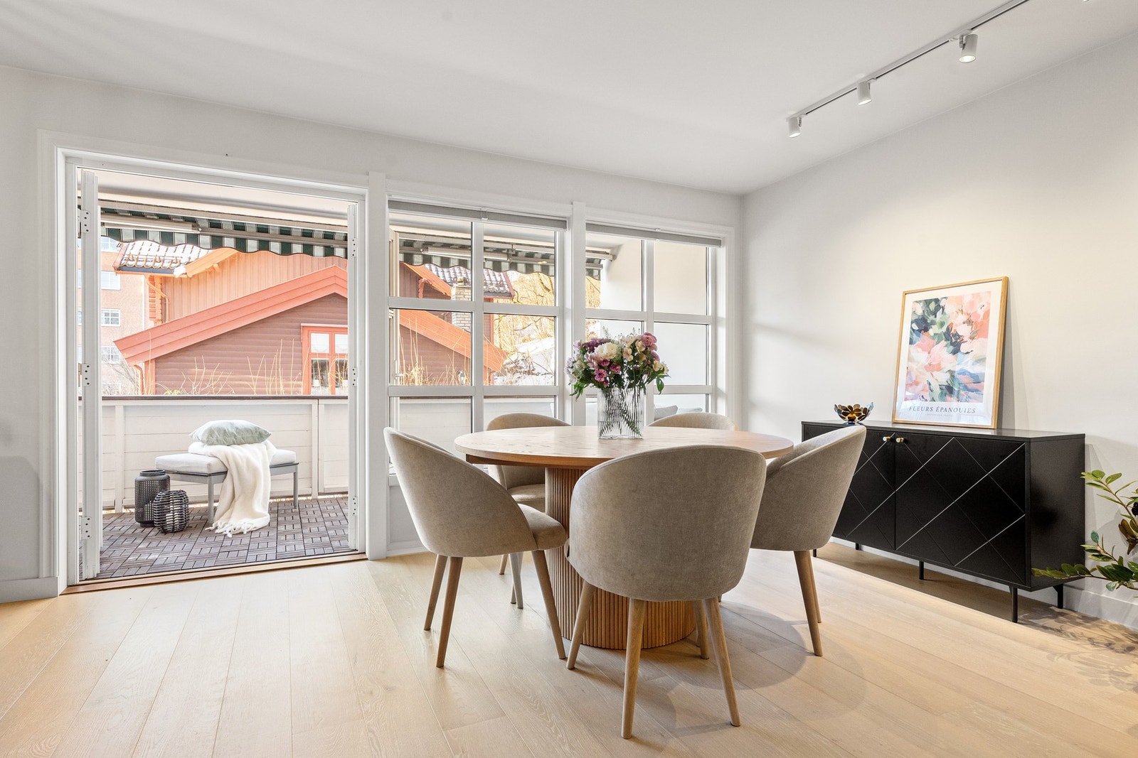 Moderne og innbydende endeleilighet med flere påkostninger de senere år Galleribilde