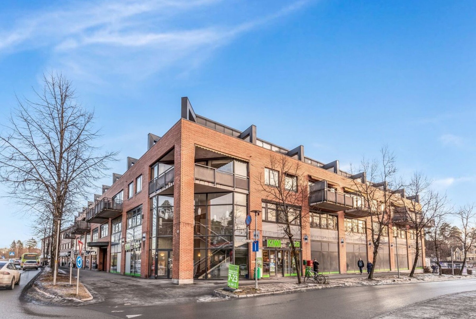 Kiwi Stabekk ligger i umiddelbar nærhet fra leiligheten i tillegg til apotek, blomsterforretning m.m Galleribilde