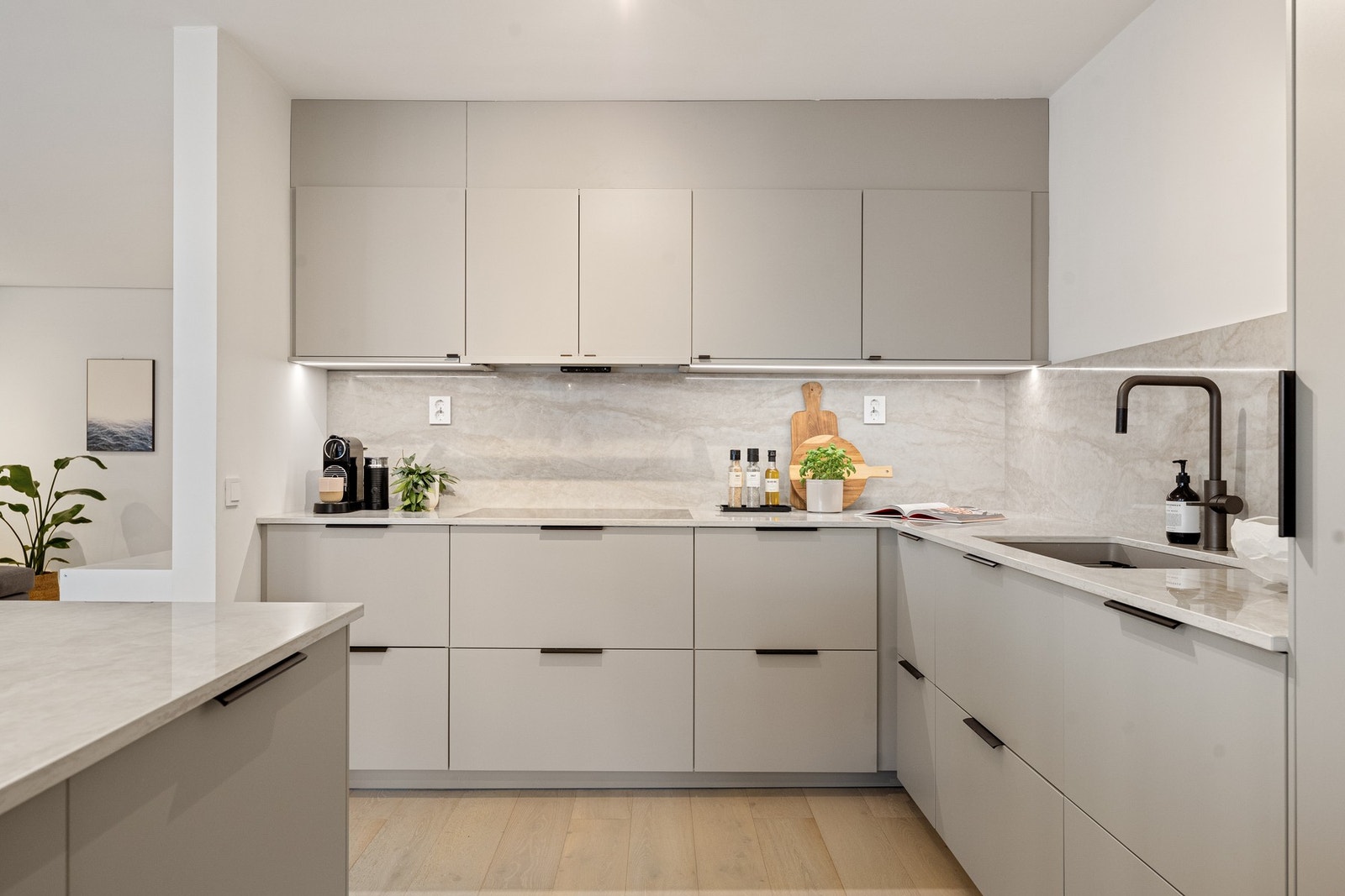 Luftig innredet kjøkken, med mye oppbevaring og gode arbeidsflater. Ny varmtvannsbereder fra 2025 Galleribilde