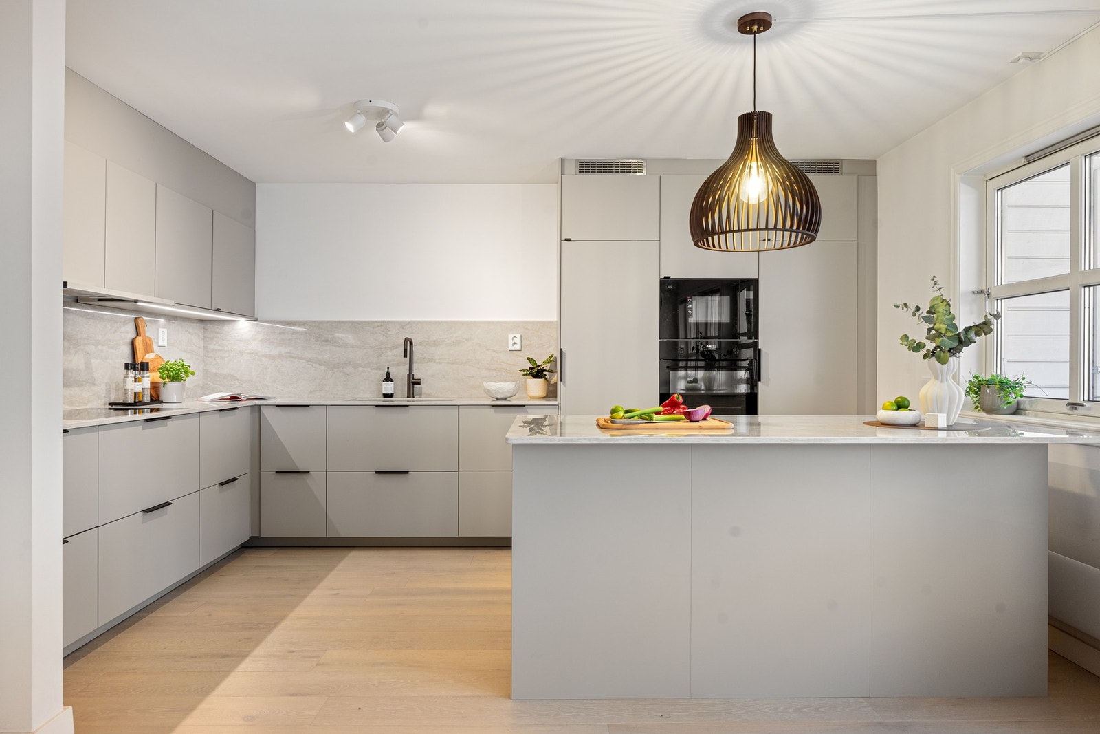 Rålekkert kjøkken fra 2025, som fremstår som delikat og moderne Galleribilde