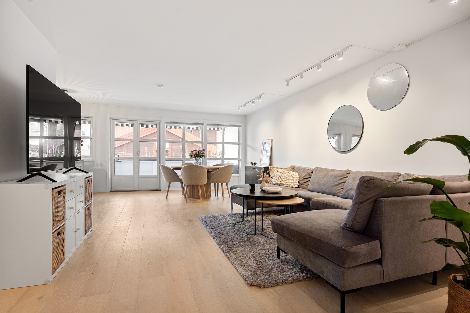 Store veggflater i stuen med god plass til bilder og dekorasjon Galleribilde