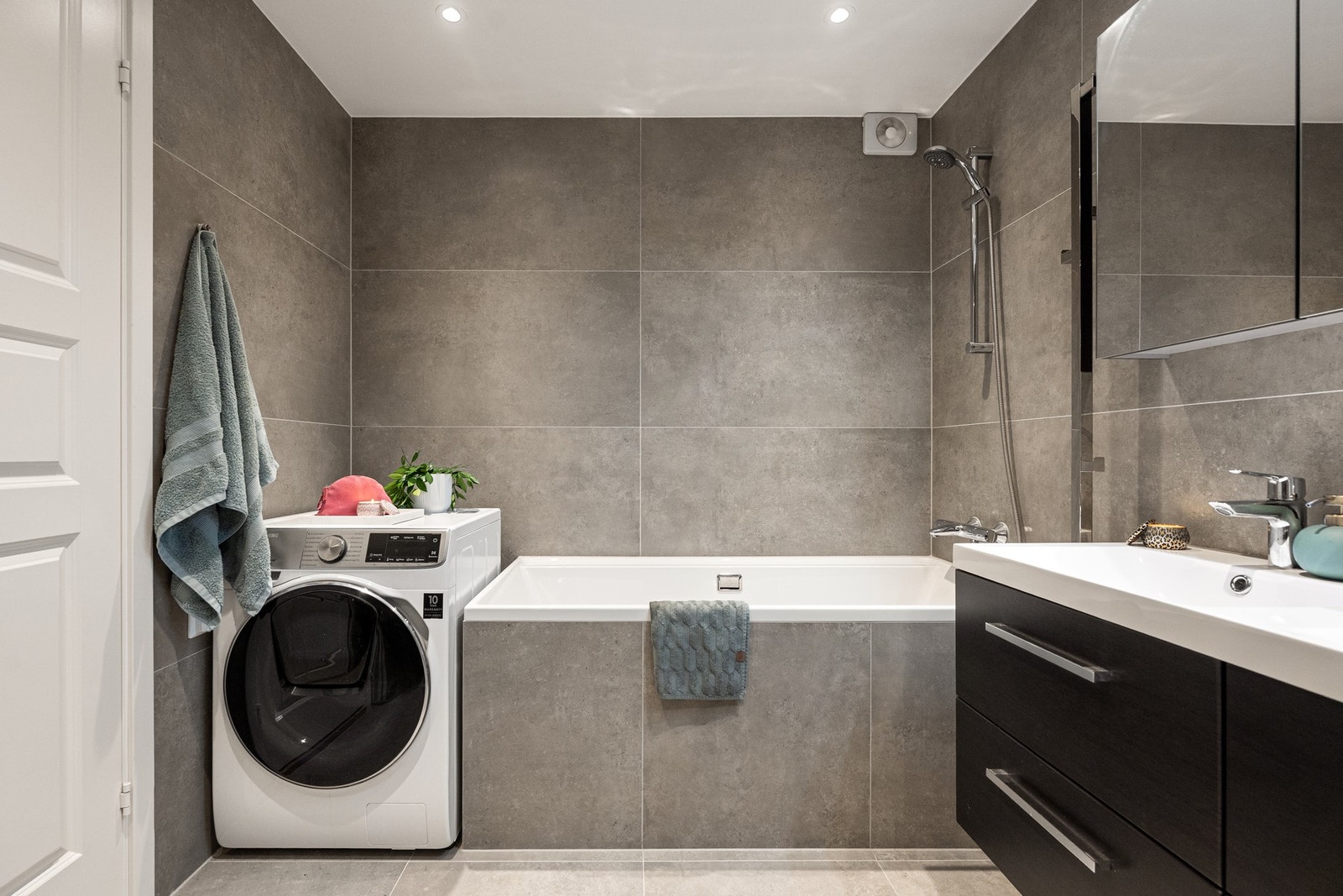 Romslig baderom med opplegg for vaskemaskin Galleribilde