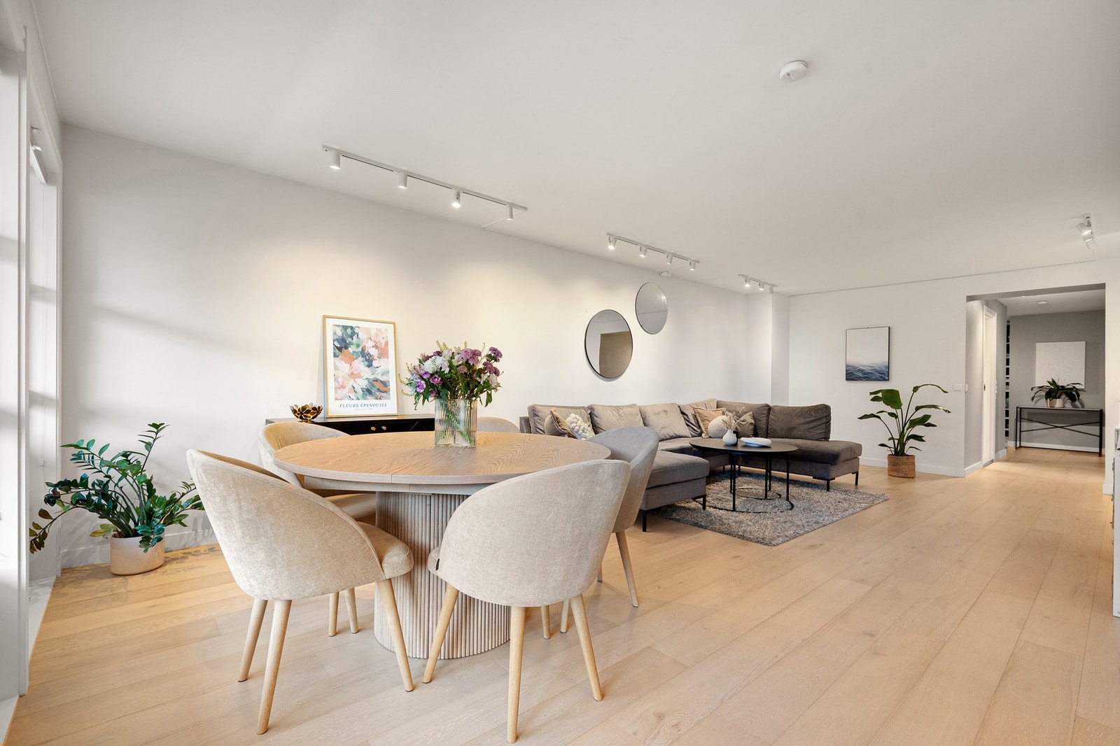 God møbleringsfrihet med plass til stort spisebord og større sofagruppe. Galleribilde