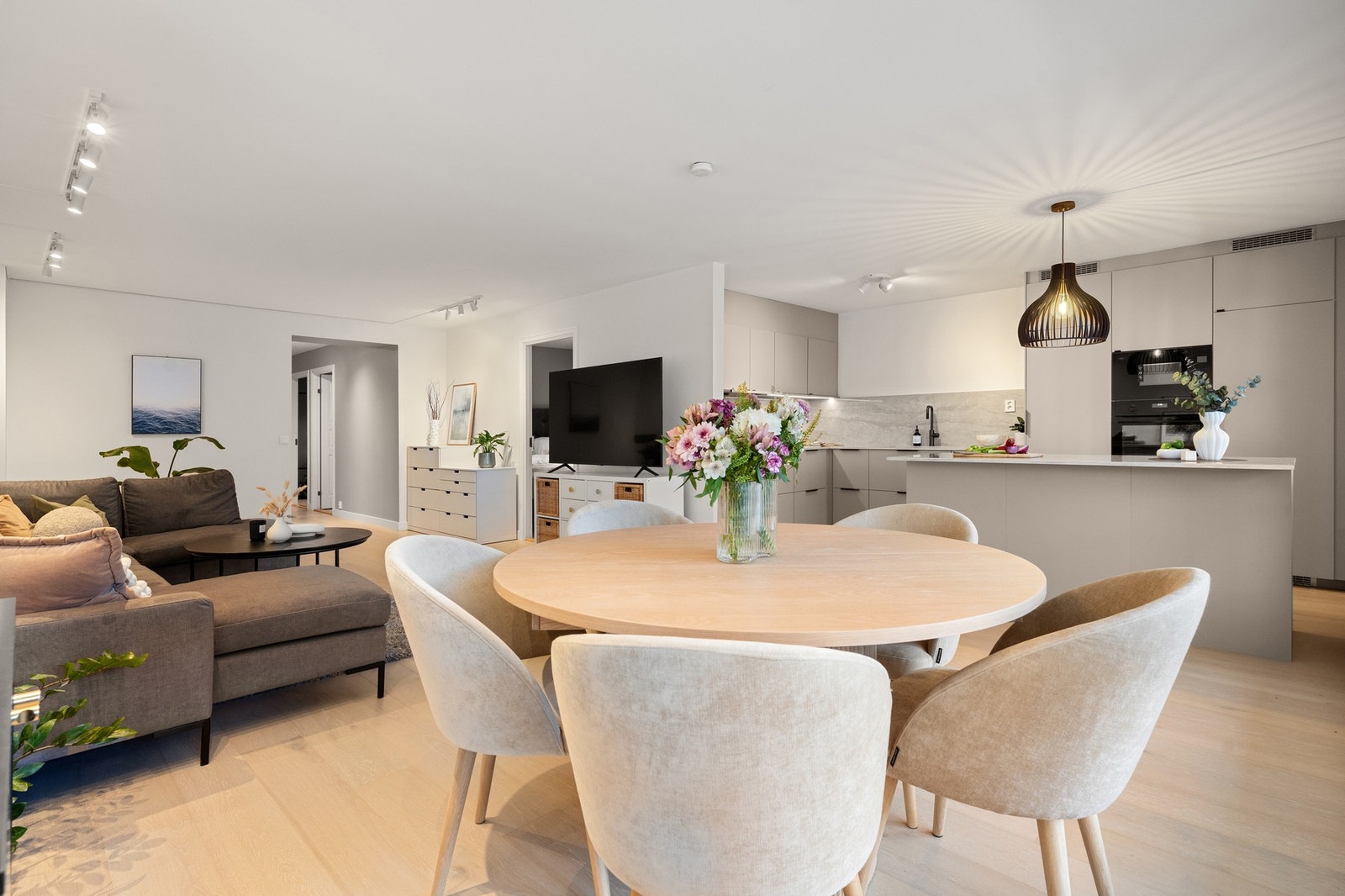 Stue og kjøkken ligger i åpen løsning, og rommet har god møbleringsfrihet Galleribilde