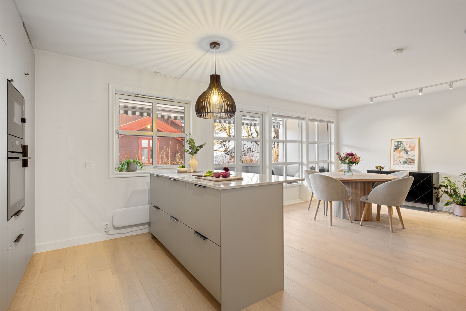 Lyst og pent parkettgulv i oppholdsrommet Galleribilde