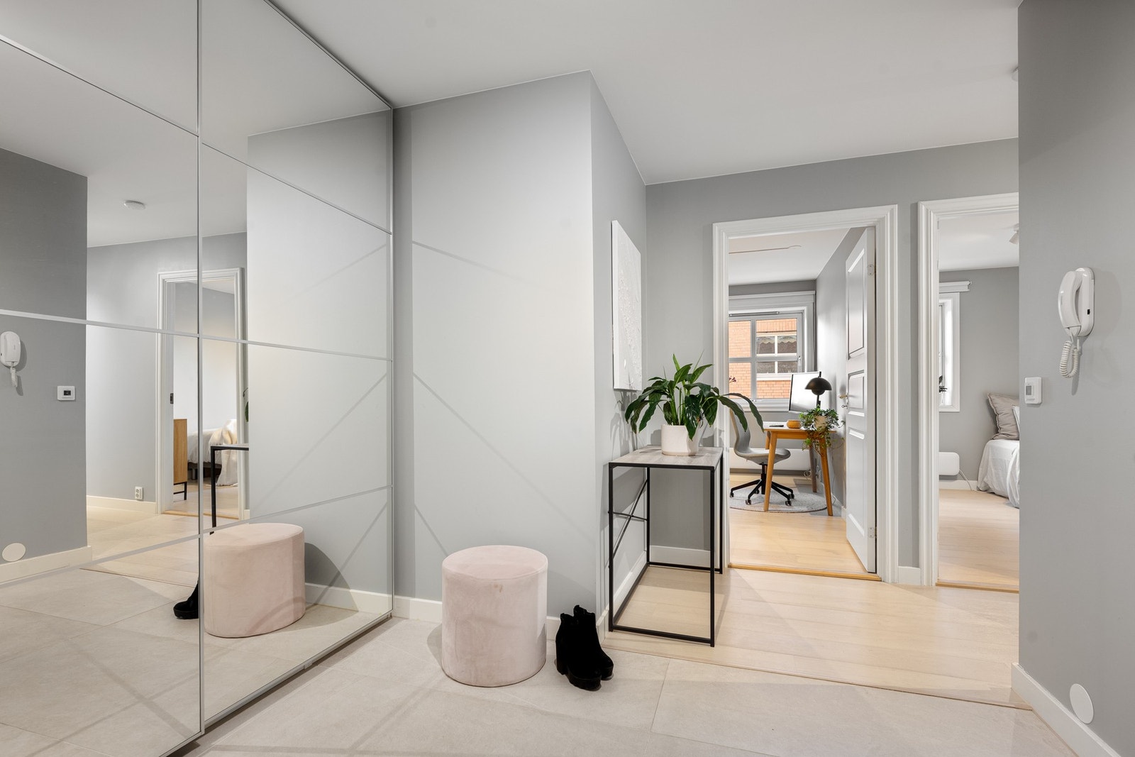 Romslig entré med stor skyvedørsgarderobe med plass til oppbevaring av klær og sko Galleribilde