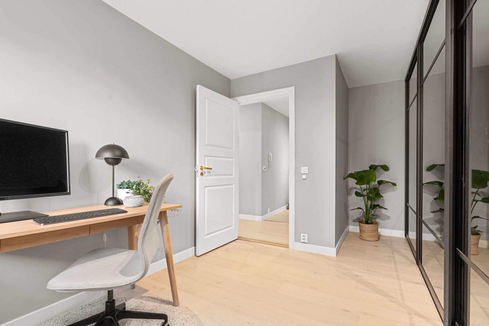 Soverom 2, innredet med stor skyvedørsgarderobe Galleribilde