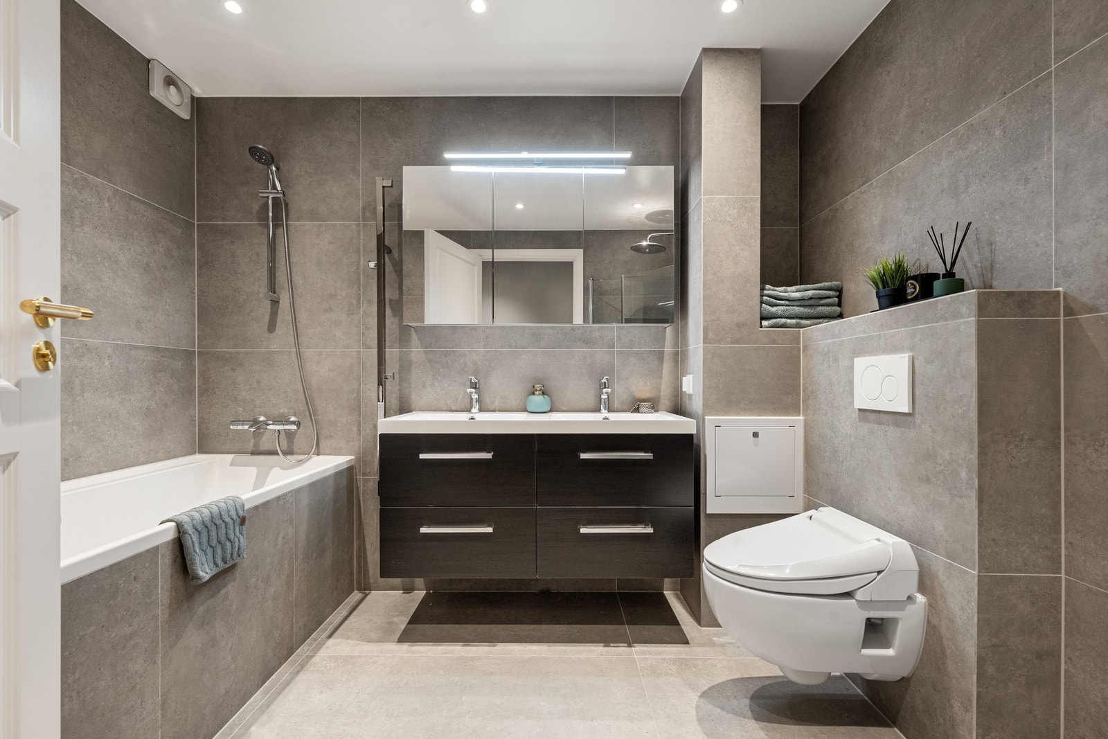 Delikat og stort baderom, med bl.a dobbel servant og spyledo. Badet ble renovert i 2022 Galleribilde