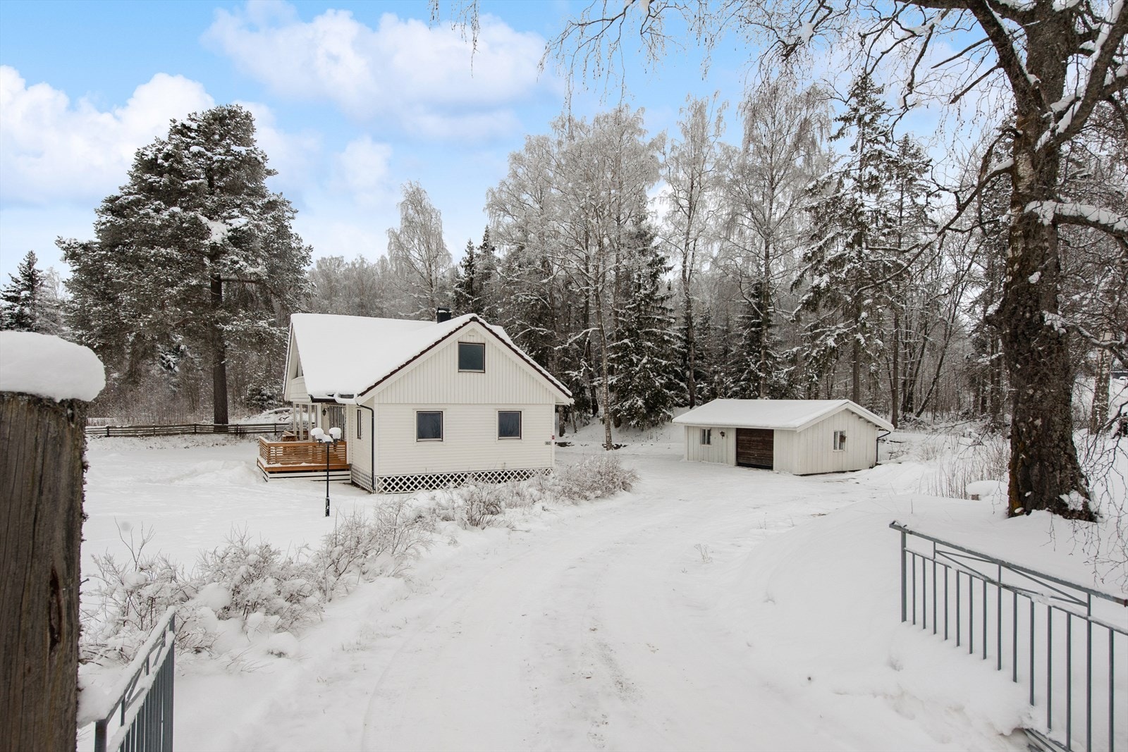 Eiendommen er oppgradert og har en frittstående garasje på 37 kvm, med el-billader. Galleribilde