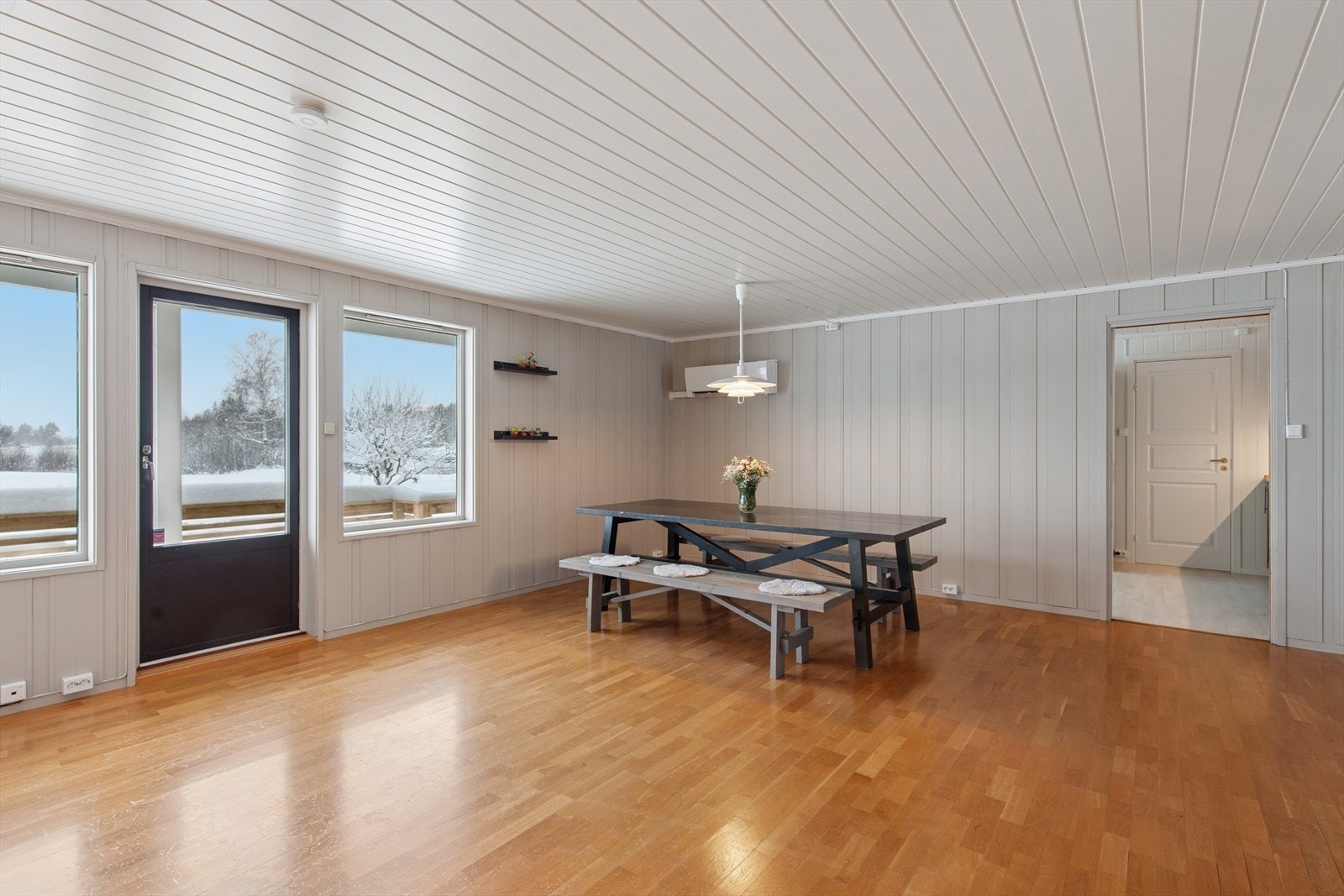 Fra stuen er det direkte utgang til en ny, delvis overbygget terrasse på 22 kvm. Galleribilde