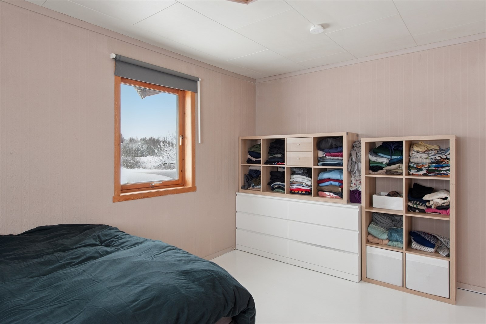 Rommet har god plass til både seng og oppbevaringsløsninger. Galleribilde
