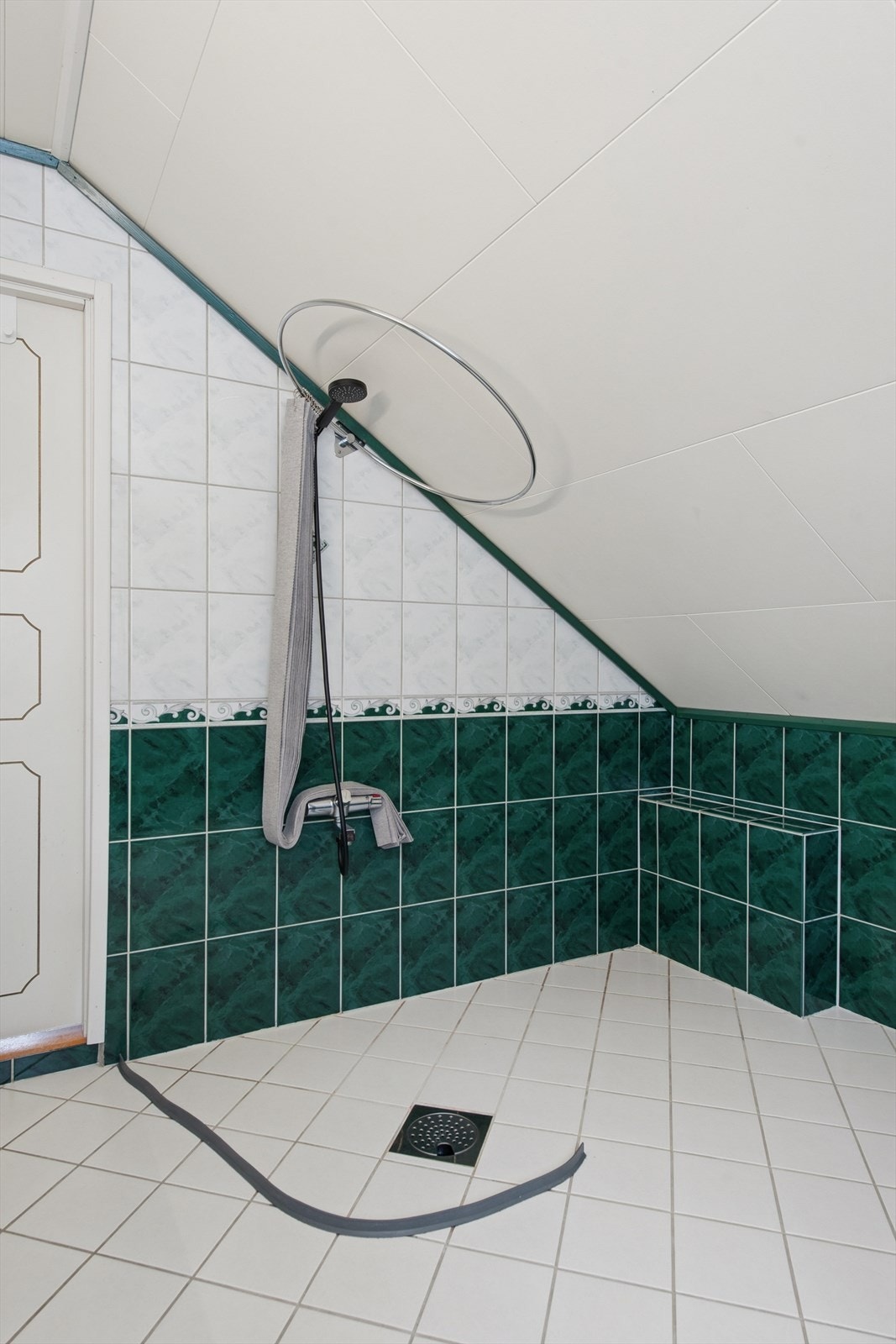 Rommet er utstyrt med dusjhjørne og nyere baderomsinnredning. Galleribilde