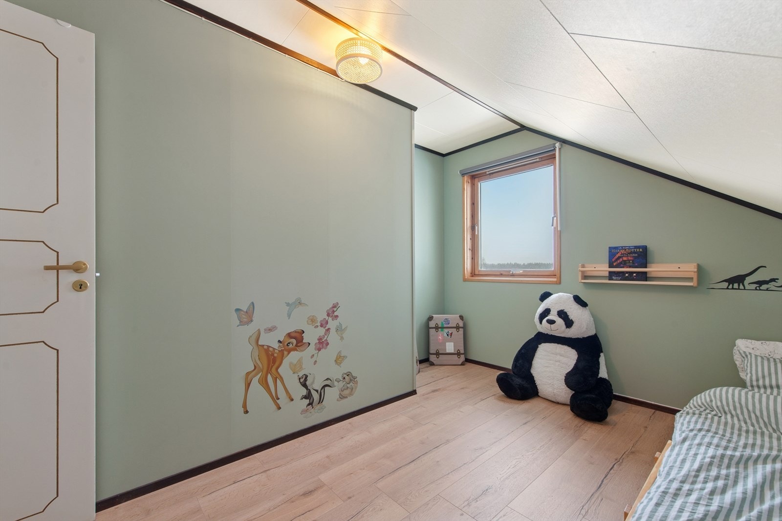 Det er tre gode soverom i boligens andre etasje. Galleribilde