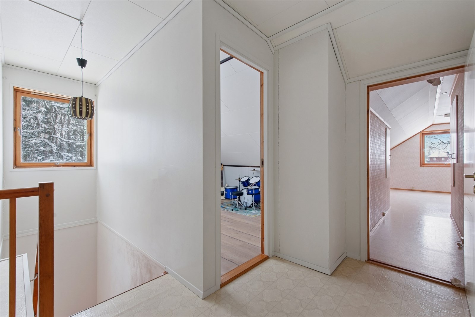 Tretrapp leder opp til gangen som binder sammen rommene i andre etasje. Galleribilde