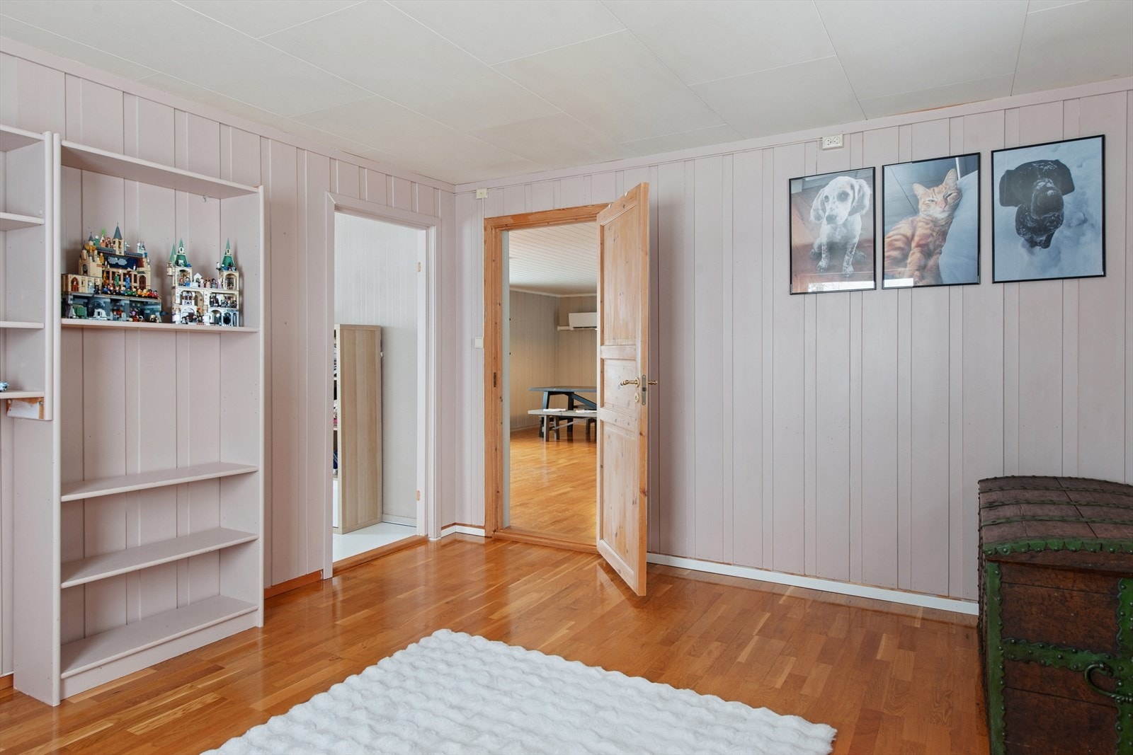 Rommet har parkett på gulv og malte panelvegger. Galleribilde