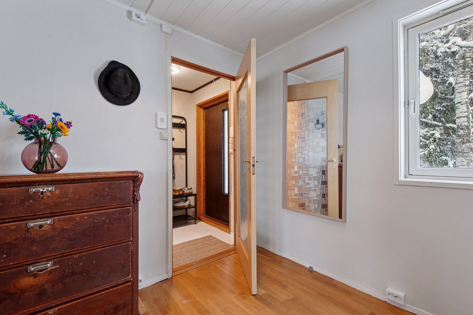 Du ønskes velkommen inn via overbygget inngangsparti (2024) og inn i en praktisk entré. Galleribilde