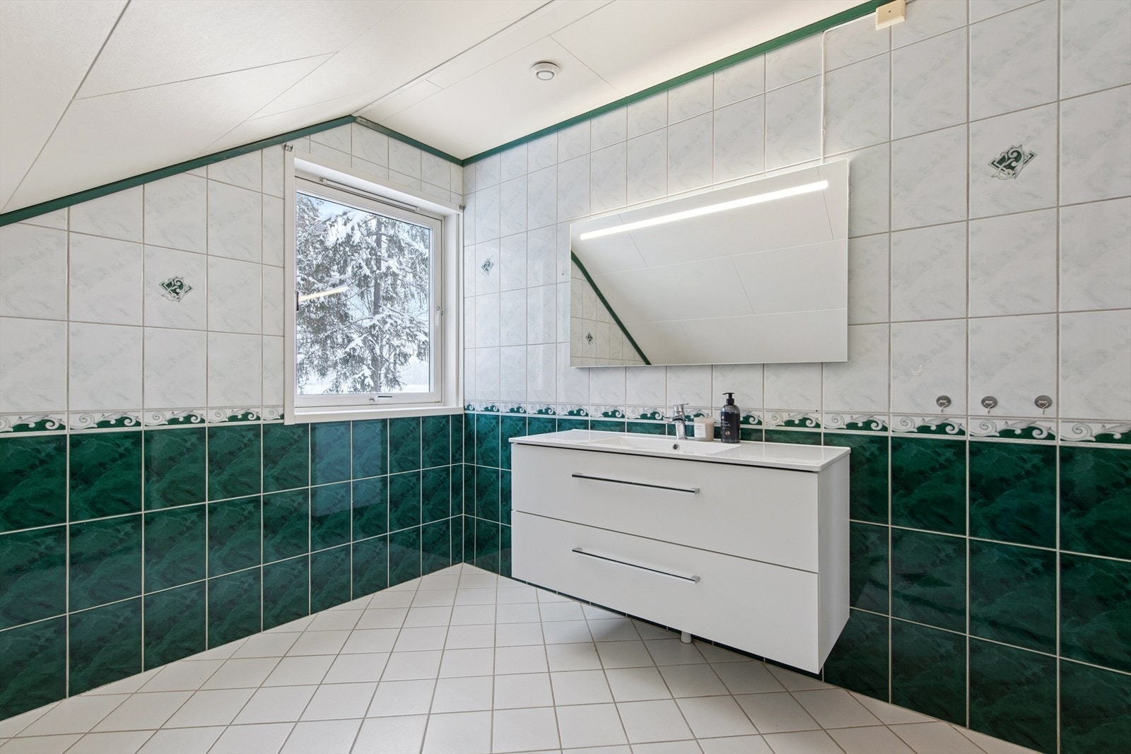 Badet i andre etasje har flislagt gulv med elektriske varmekabler for god komfort. Galleribilde