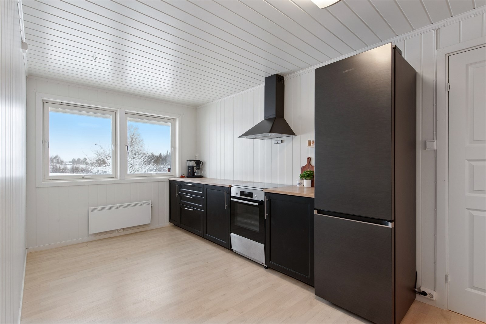 Laminert benkeplate gir god arbeidsflate, og vinduet gir godt med dagslys. Galleribilde