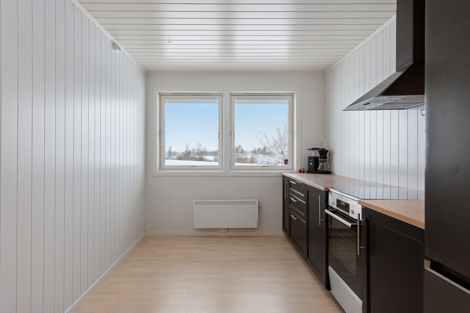 Kjøkkenet har en arealeffektiv utforming med plass til en liten spiseplass. Galleribilde