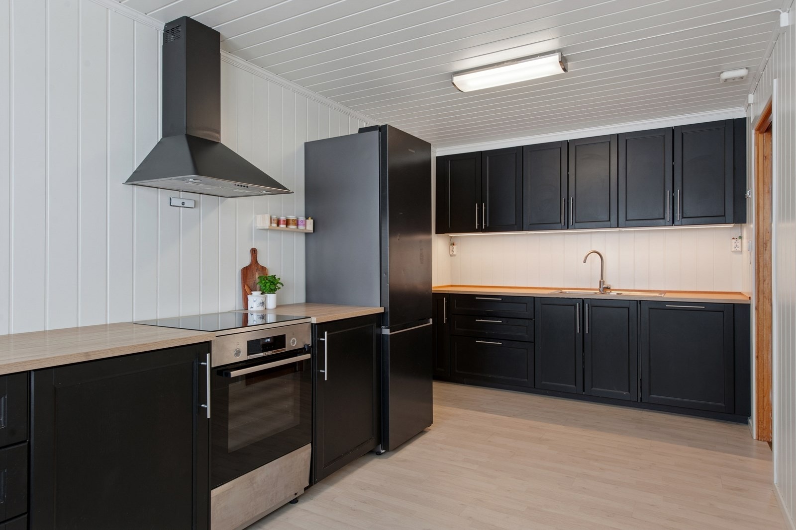 Praktisk kjøkkeninnredning fra Ikea med profilerte fronter og rikelig med skapplass. Galleribilde