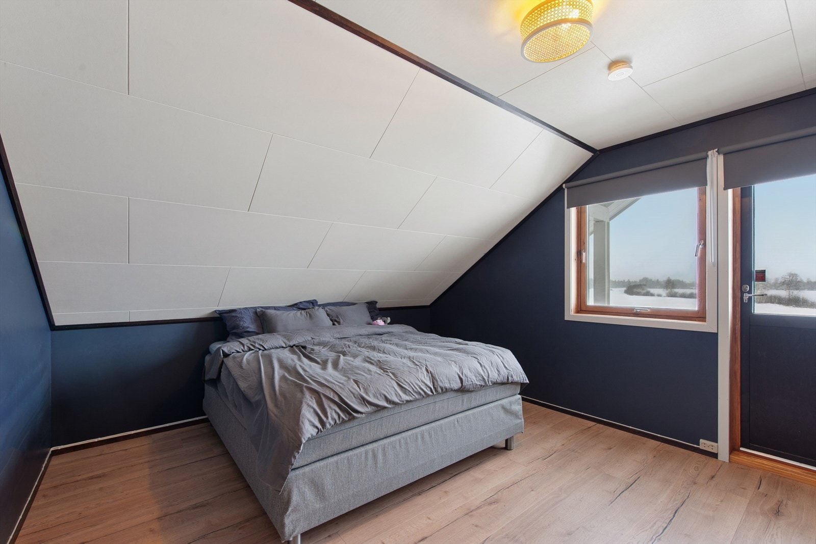 Hovedsoverommet har utgang til en overbygget balkong på ca. 11 kvm. Galleribilde