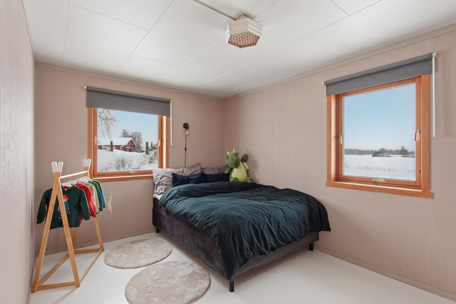 Praktisk soverom i første etasje med nylig lagt gulv. Galleribilde