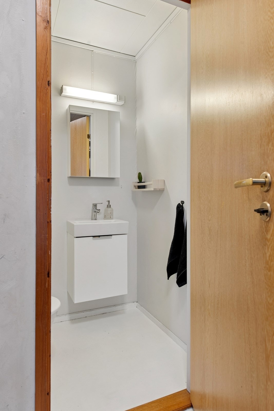 Boligens første etasje inneholder også bla. eget toalettrom og separat vaskerom. Galleribilde