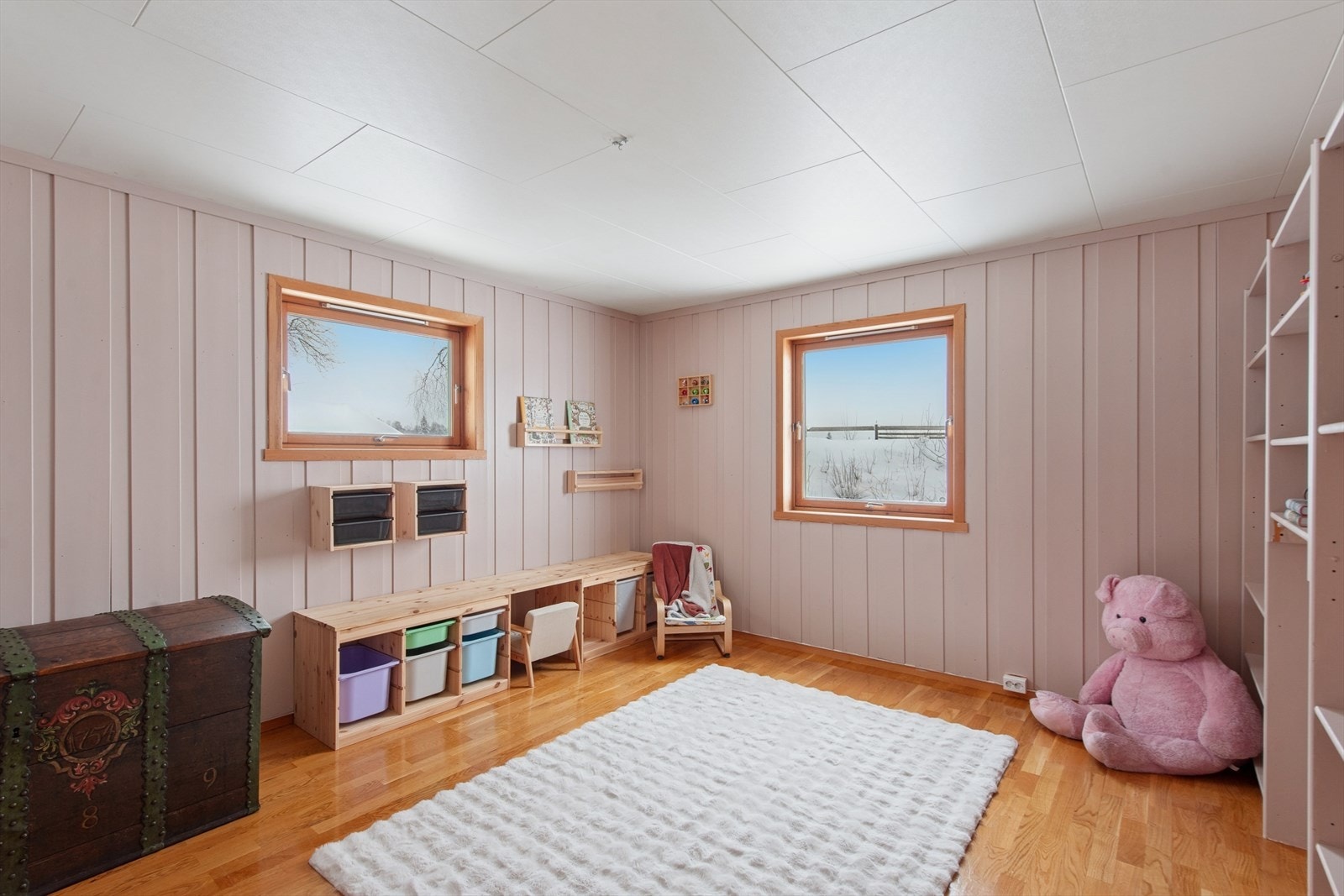 Det er to soverom i boligens første etasje, dette benyttes i dag som lekerom. Galleribilde