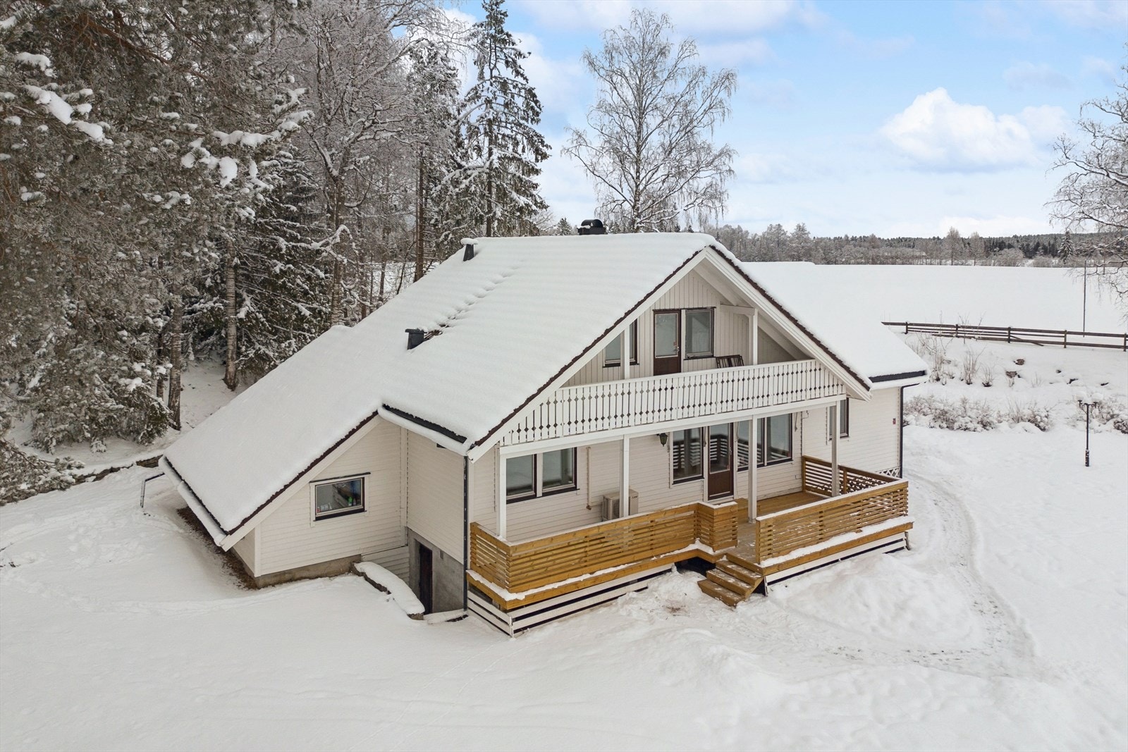 Innholdsrik familiebolig på romslig, solrik tomt i landlige omgivelser. Galleribilde