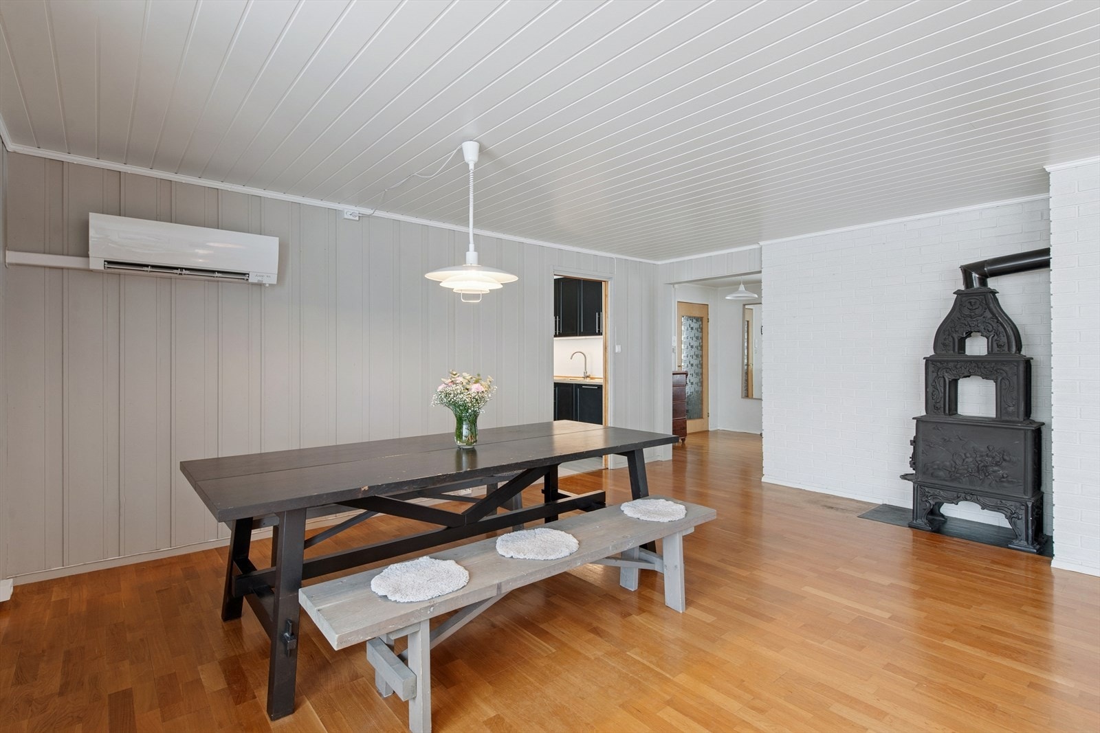 Varmepumpen i stuen sørger for en god grunnvarme. Galleribilde