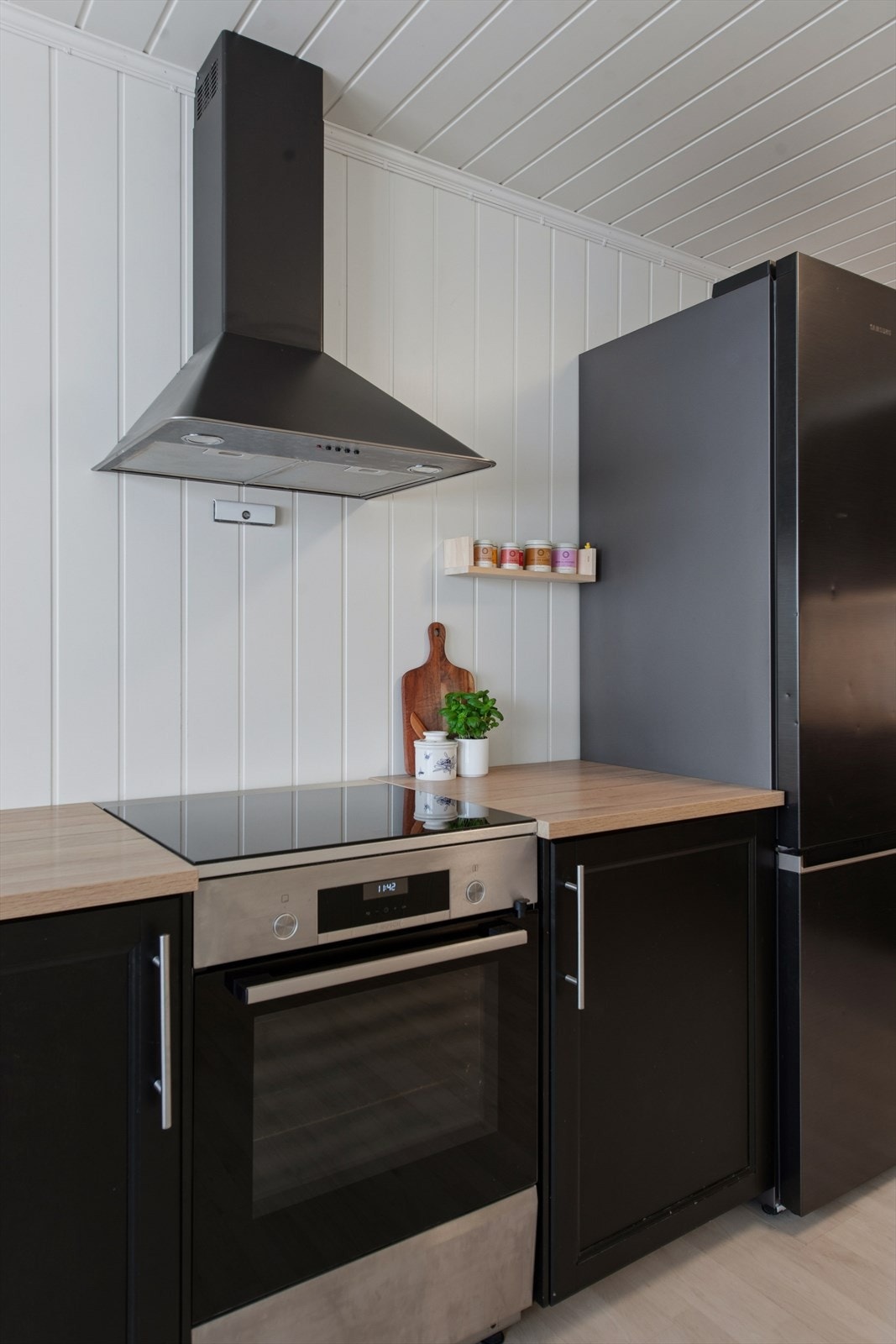 Kjøkkenet er utstyrt med komfyrvakt og har integrert oppvaskmaskin. Galleribilde