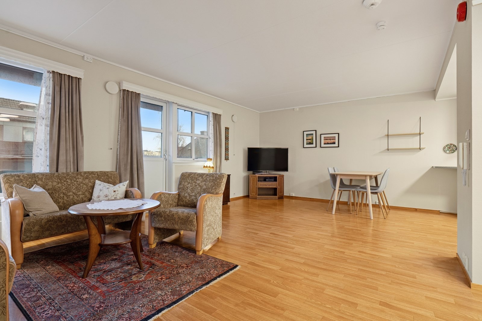 Store vindusflater slipper inn rikelig med dagslys og skaper en luftig atmosfære i rommet. Galleribilde