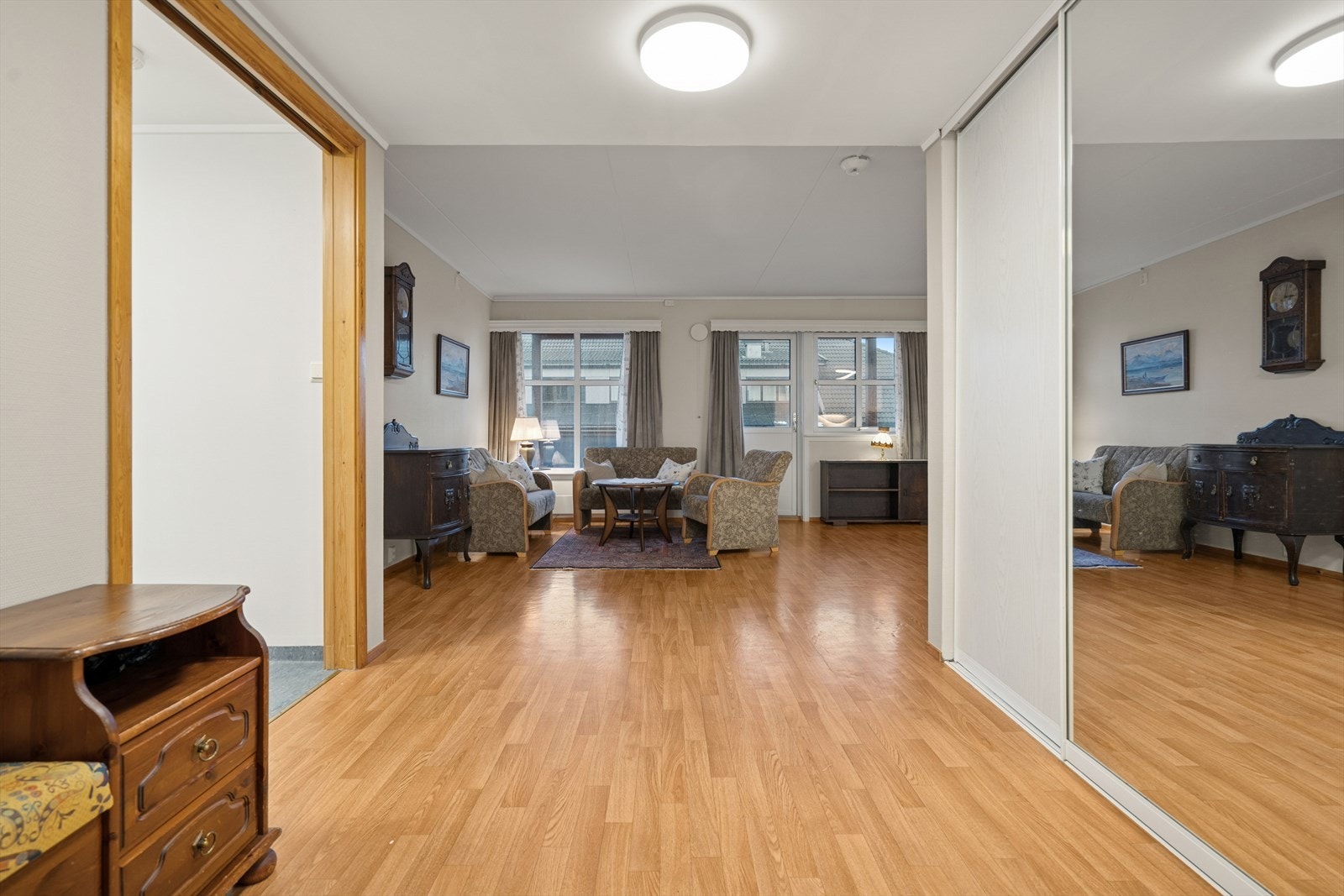 Det er etablert en romslig skyvedørsgarderobe for oppbevaring av yttertøy. Galleribilde