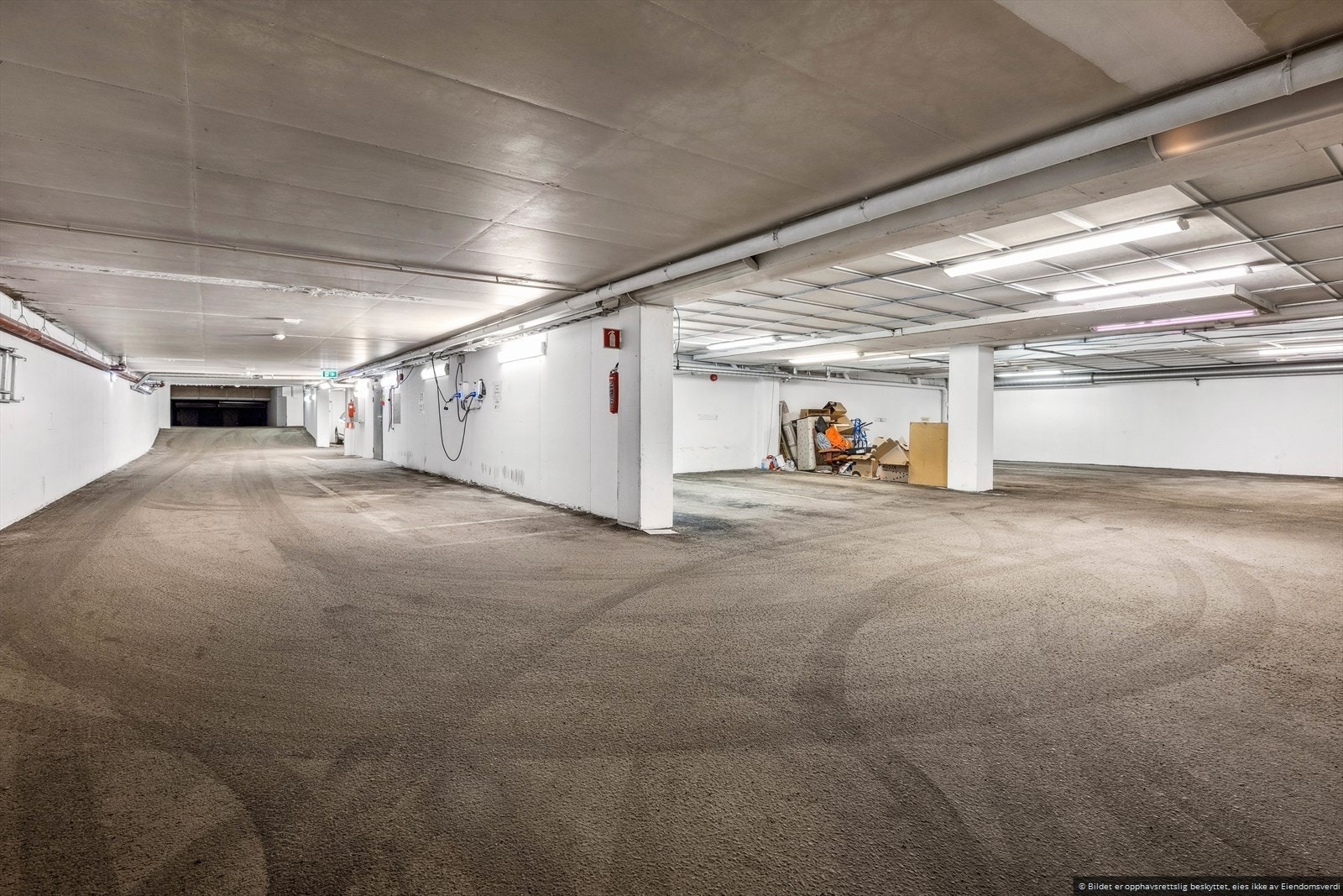 Fast parkeringsplass i felles garasjeanlegg - Det er enkel adkomst til leiligheten med heis fra både garasjekjeller og bakkeplan Galleribilde