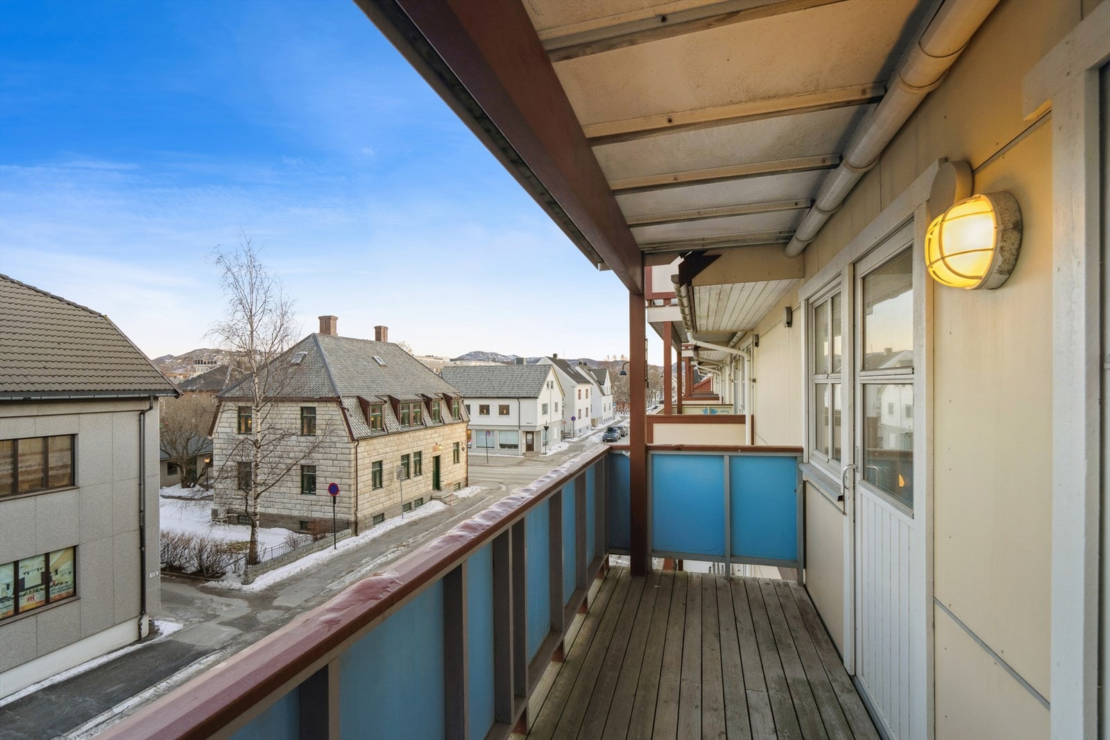 Her bor du med gangavstand til sentrum, gågata og flere fine parkområder - Balkongen er på ca. 6 kvm, noe som gir god plass til utemøbler Galleribilde