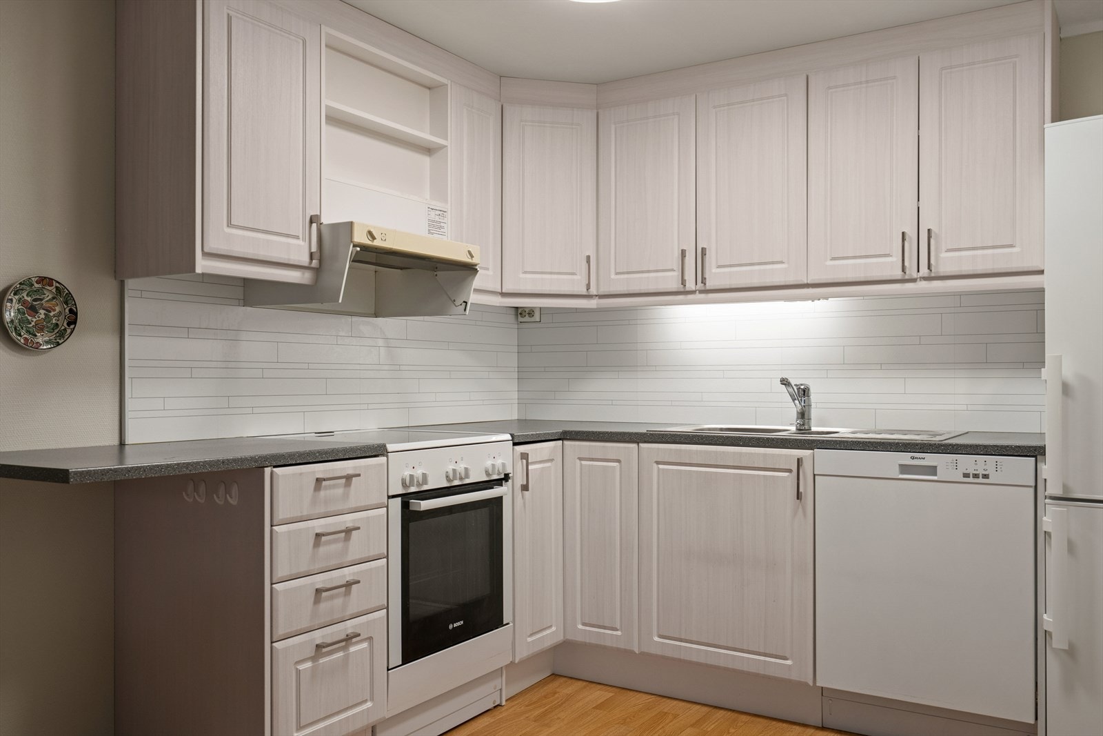 Hvitevarene medfølger og består av komfyr, oppvaskmaskin og kombiskap kjøl/frys. Galleribilde