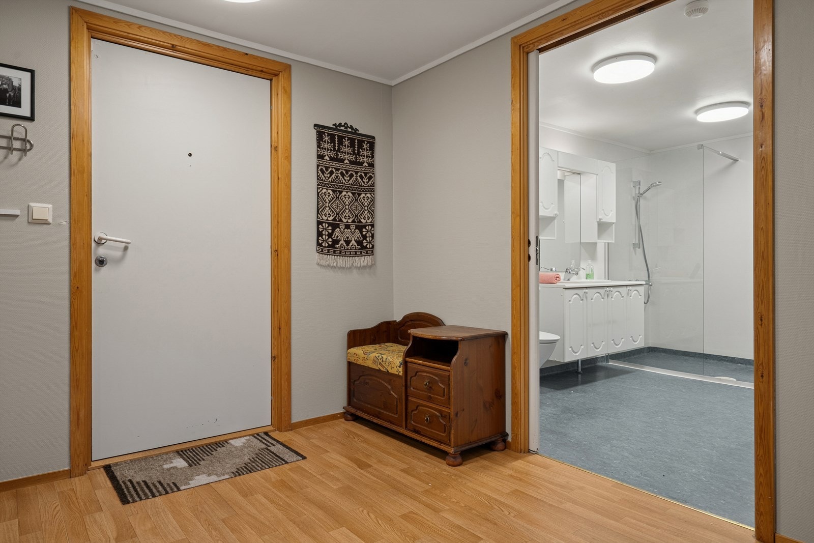 Herfra har man adkomst til badet og videre inn i stuen. Galleribilde