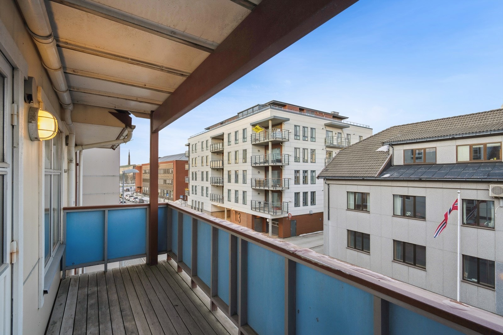 Leiligheten ligger i 3. etasje med stue og balkong vendt mot nord - Bygget er utstyrt med heis slik at en har enkel adkomst Galleribilde