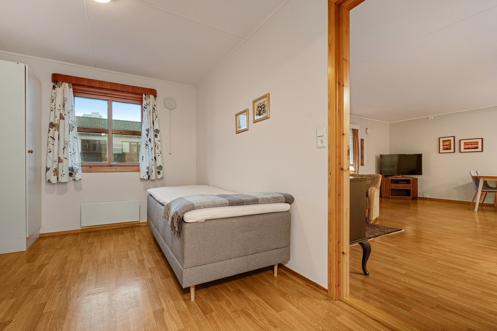 Soverommet er romslig og innredet med to garderobeskap. Galleribilde