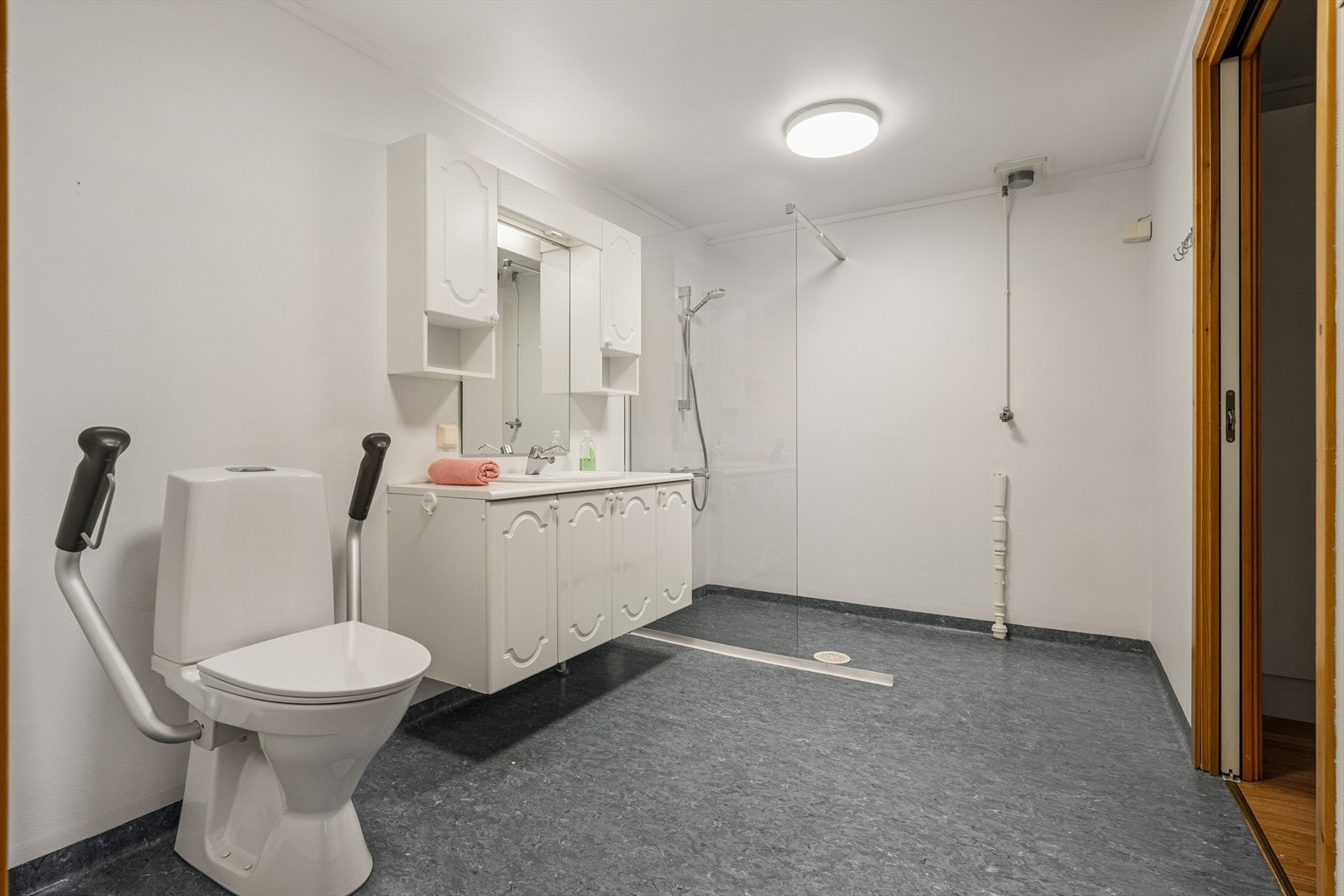 Badet er utført med vinylbelegg på gulv m/elektriske varmekabler og malerstrie på veggene. Galleribilde