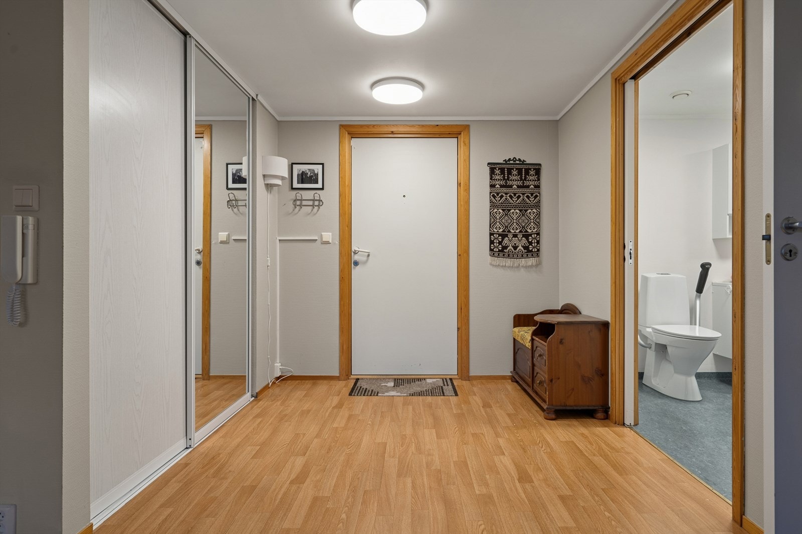 Man ønskes velkommen inn i en lys og åpen entrè. Galleribilde