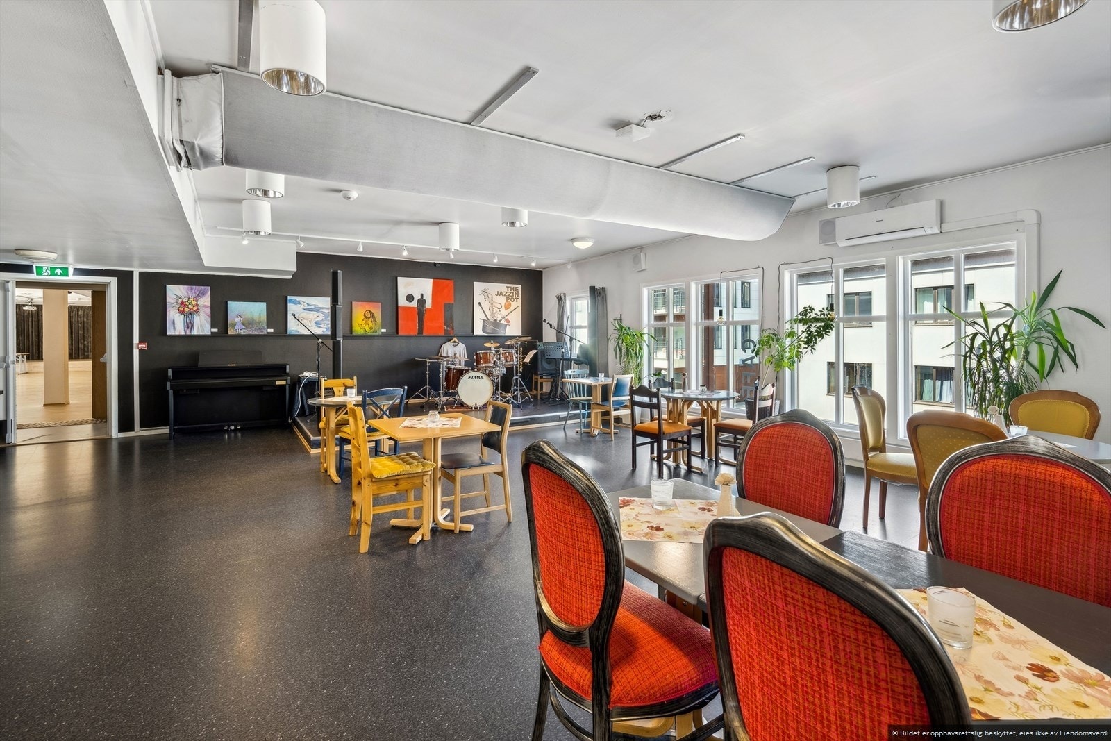 Kulturkafeen ligger i 2. etasje og her kan man kjøpe lunsj, middag og godsaker til kaffen Galleribilde