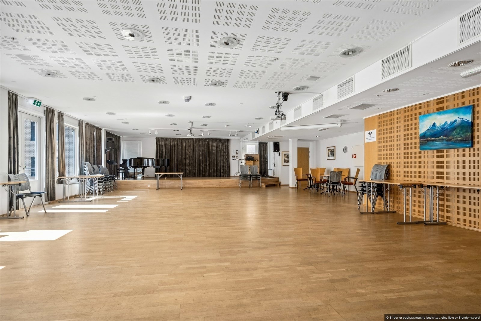 I Tusenhjemmet er det en flott kultursal hvor det bl.a. arrangeres dansegrupper, lyrikkhjørne, BOSS (Bodø seniorsangere) m.m. - I 1. etasje disponerer Treskjærerklubben lokale Galleribilde