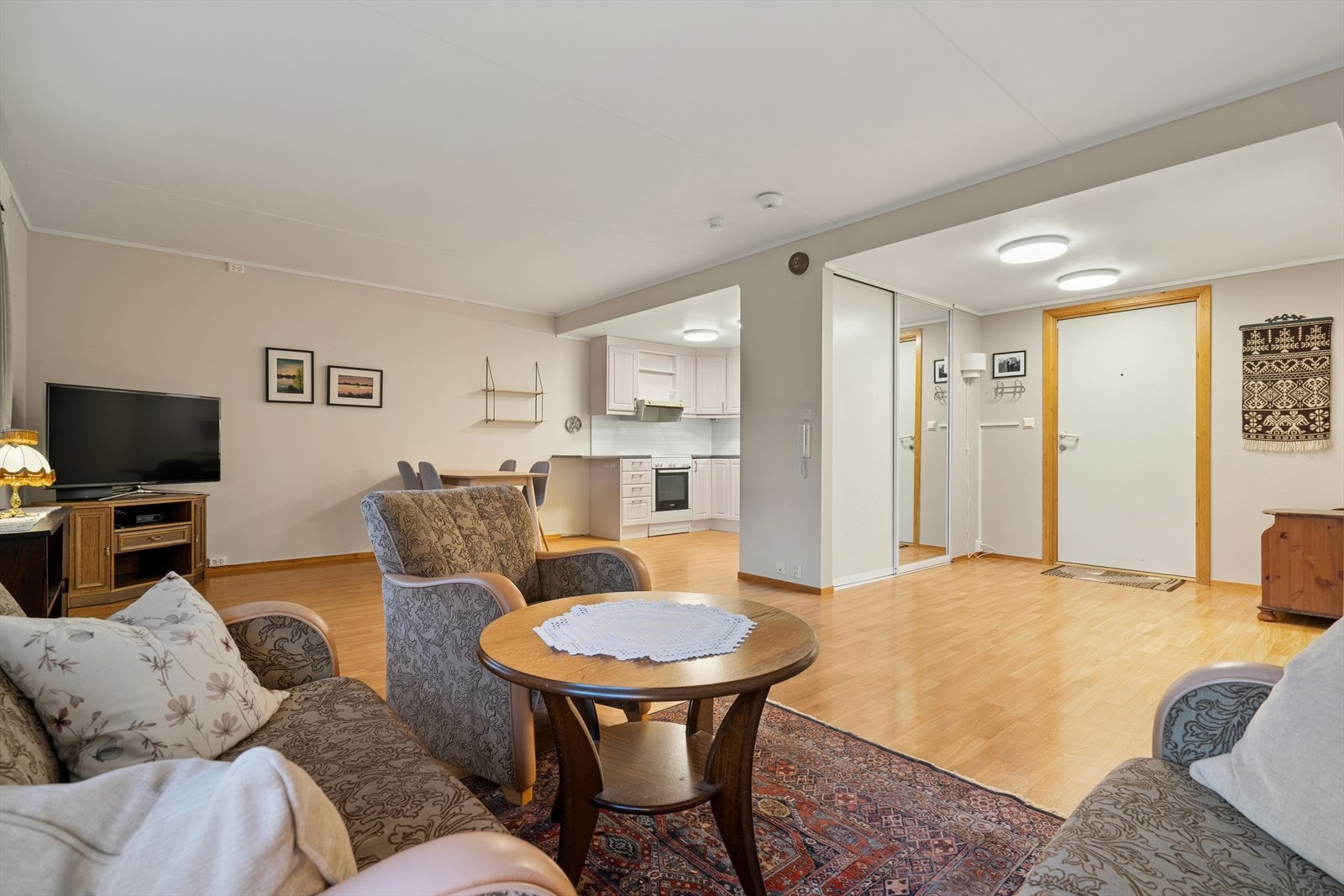 Stuen har en møbleringsvennlig utforming som gir plass til både sofa- og spisegruppe. Galleribilde