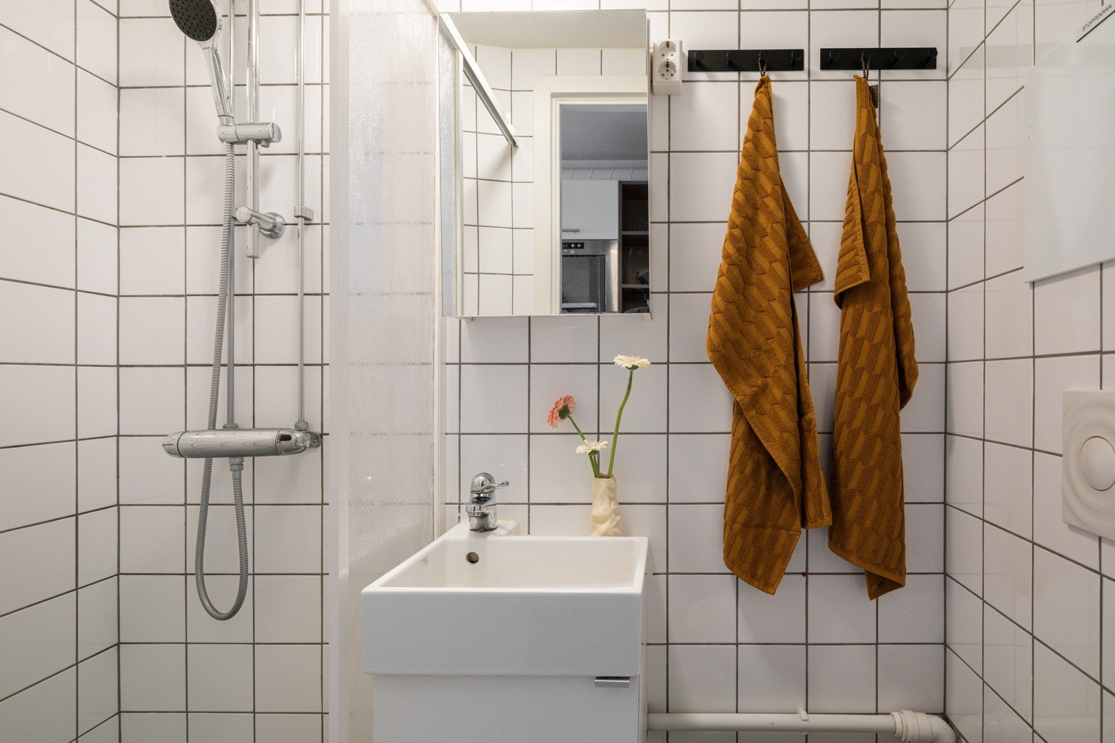 Leiligheten har et lyst flislagt baderom som ble pusset opp i 2008. Baderommet har tidløse fliser på gulv og vegger, elektriske varmekabler og mekanisk avtrekk. Galleribilde