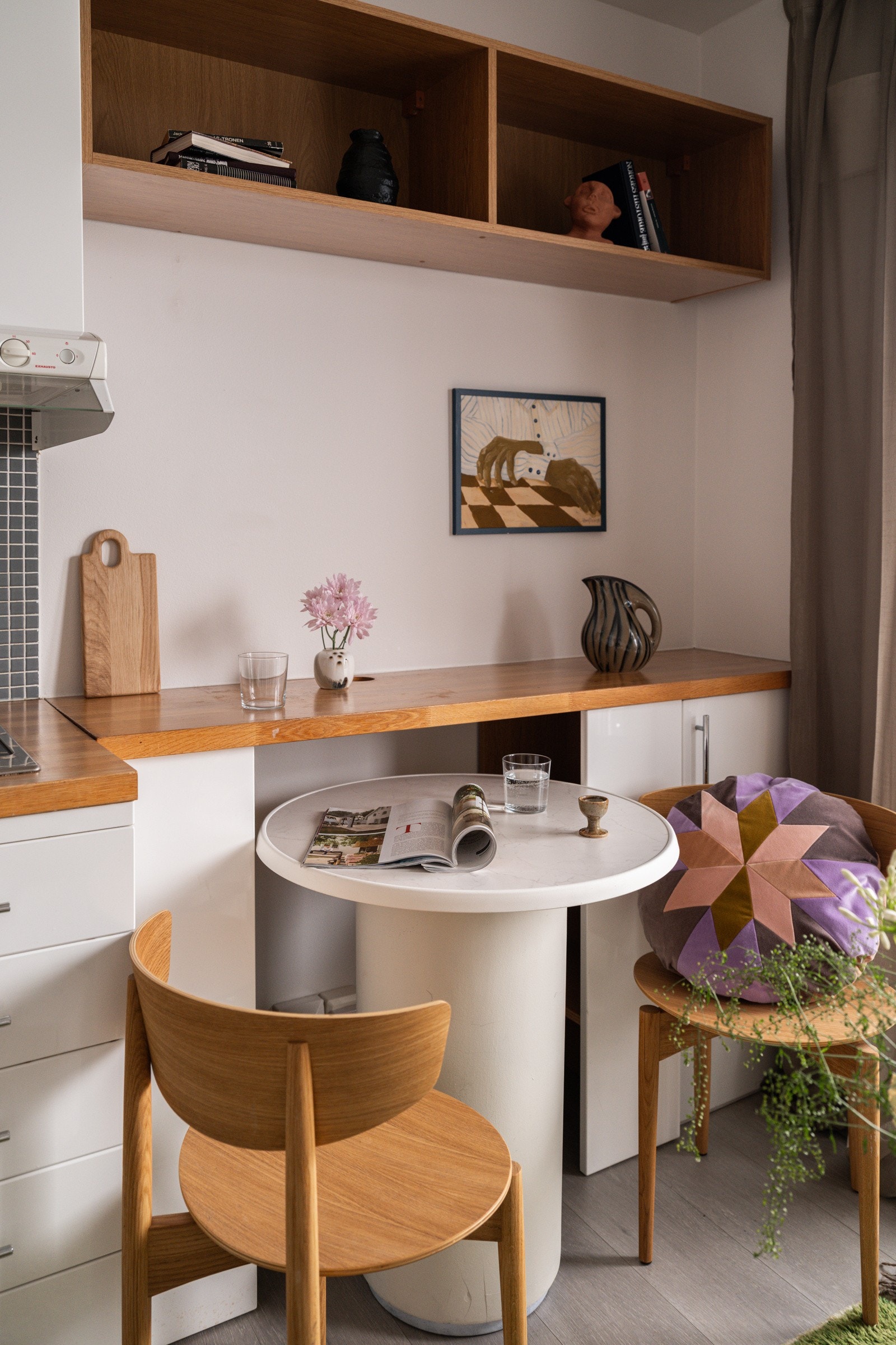 Det er også vegghengte eikehyller som gir et pent uttrykk. Galleribilde