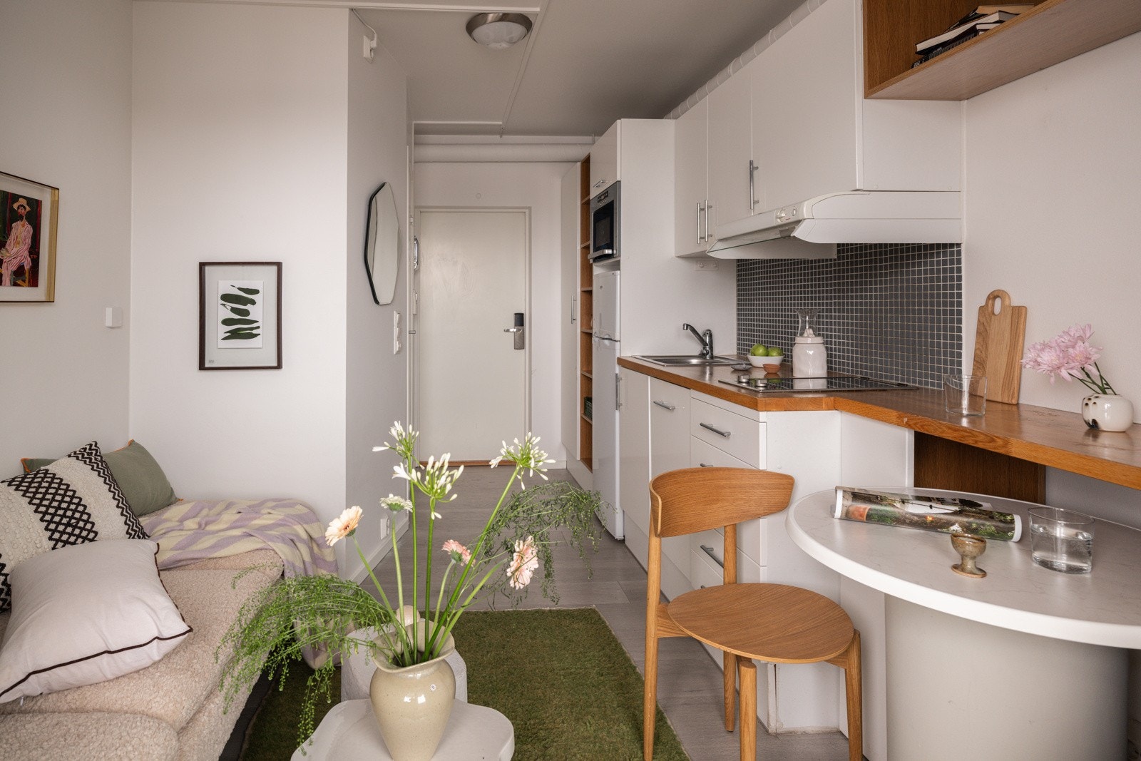 Du tar deg opp til leiligheten i byggets 7. etasje via felles trapperom med heis. Galleribilde