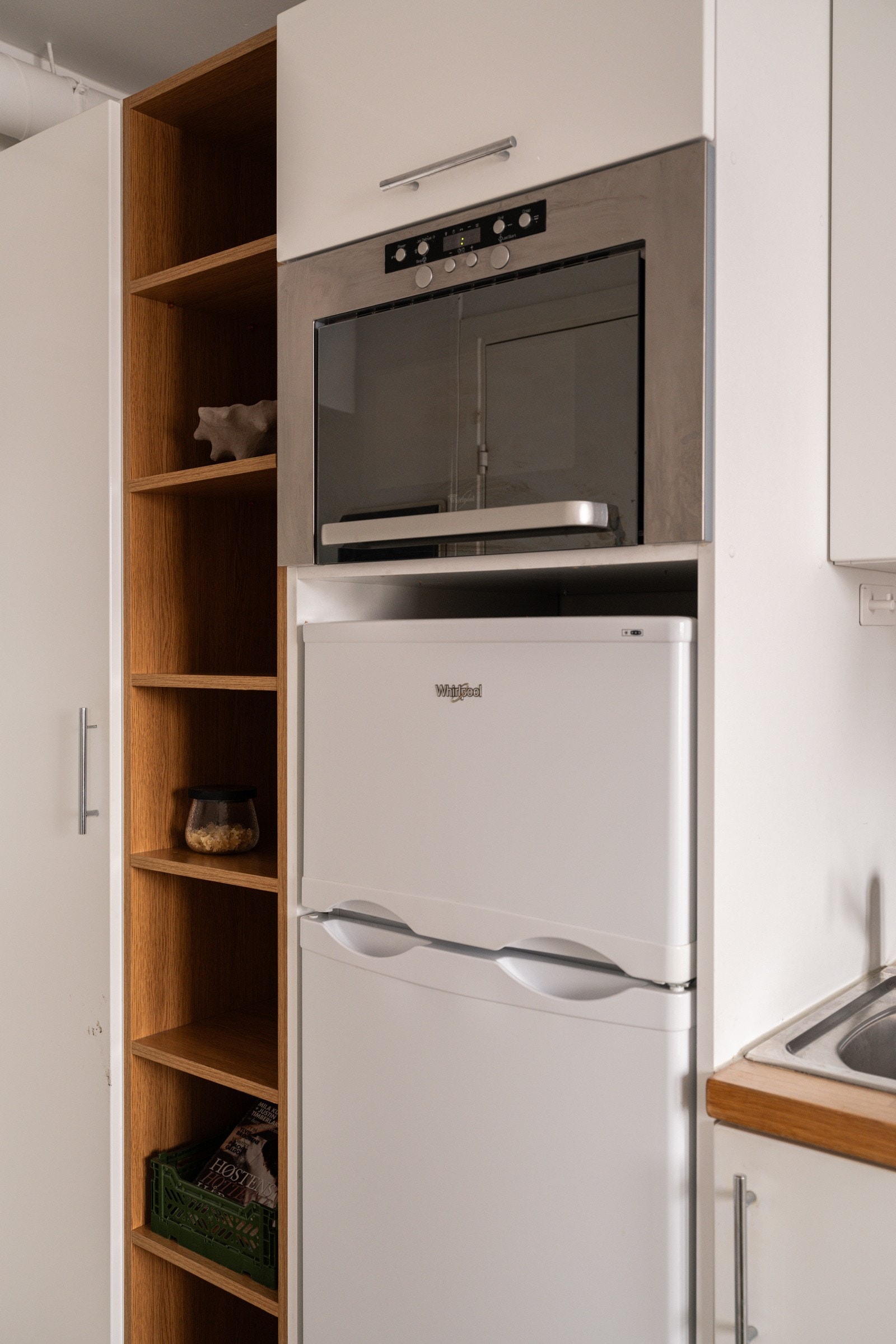 Kjøkkenet er utstyrt med medfølgende hvitevarer som nedfelt platetopp, integrert stekeovn og oppvaskmaskin, samt kjøleskap med frysedel. Alle hvitevarer medfølger. Galleribilde